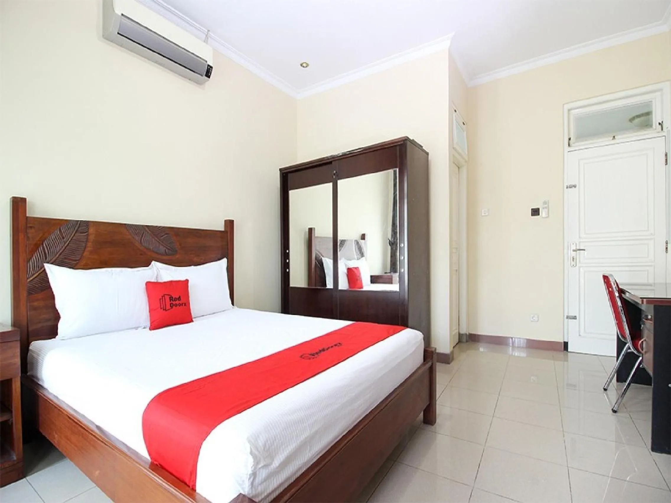 Bedroom, Bed in RedDoorz Plus near STIE YKPN