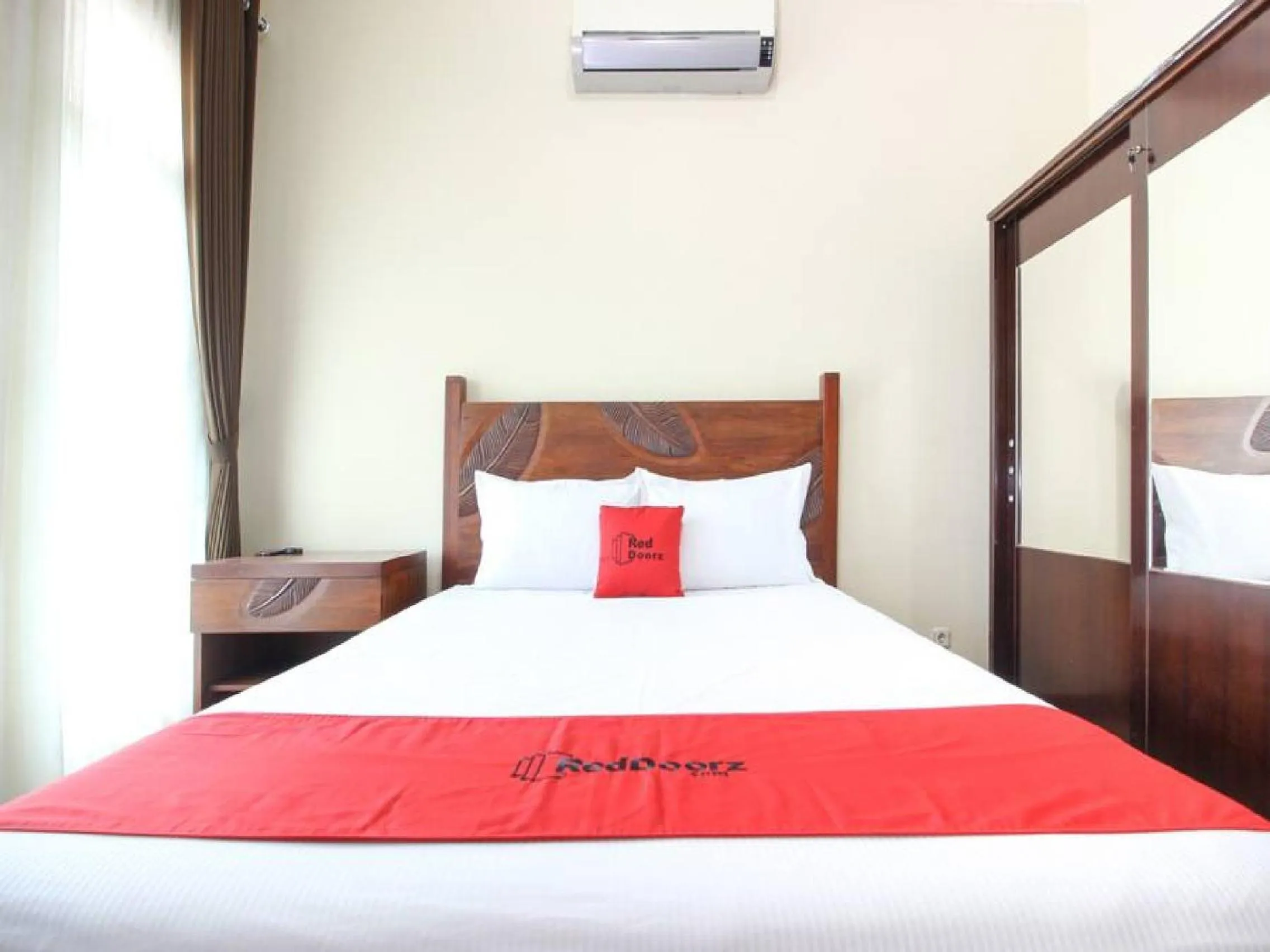 Bedroom, Bed in RedDoorz Plus near STIE YKPN