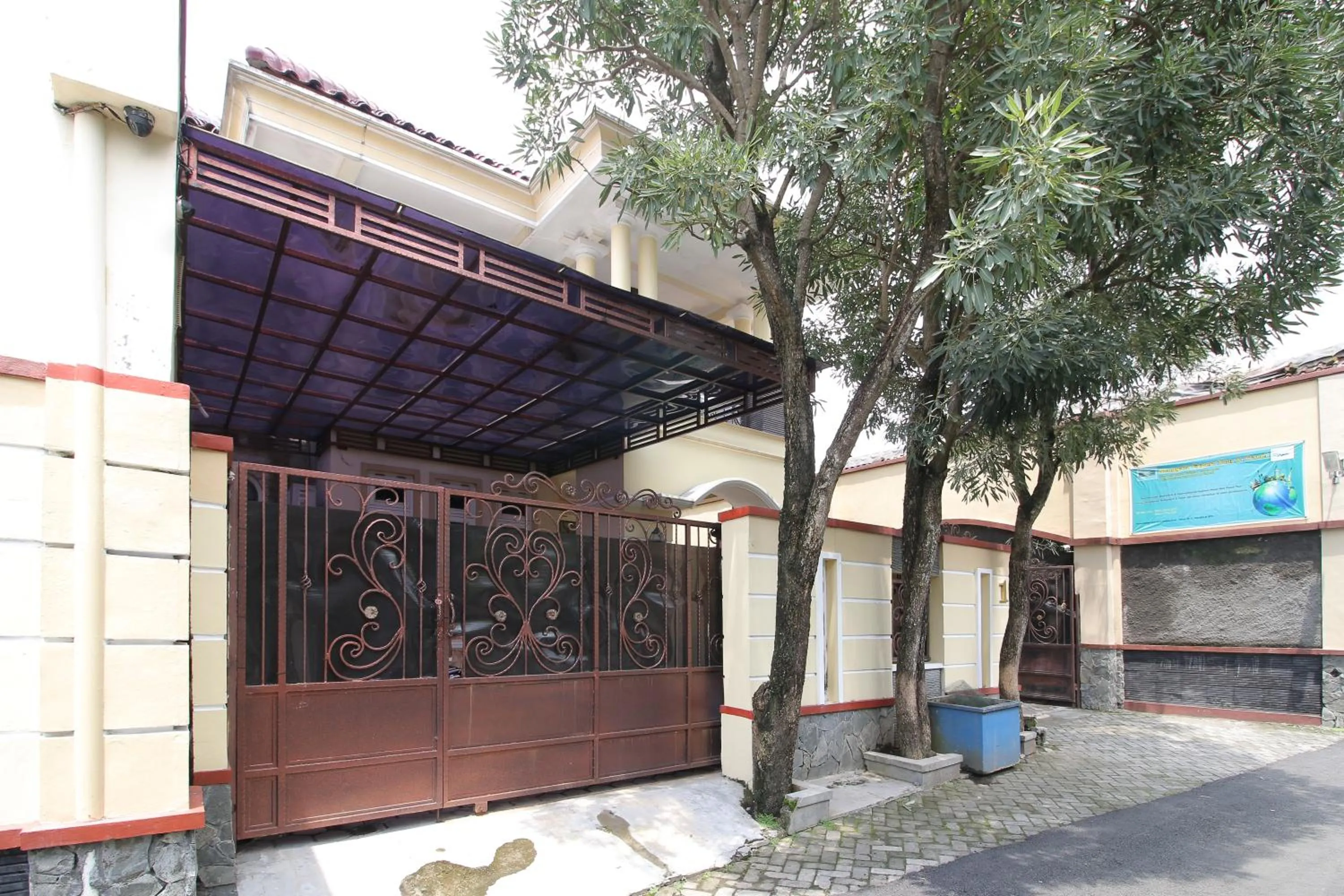 Facade/entrance in RedDoorz Plus near STIE YKPN