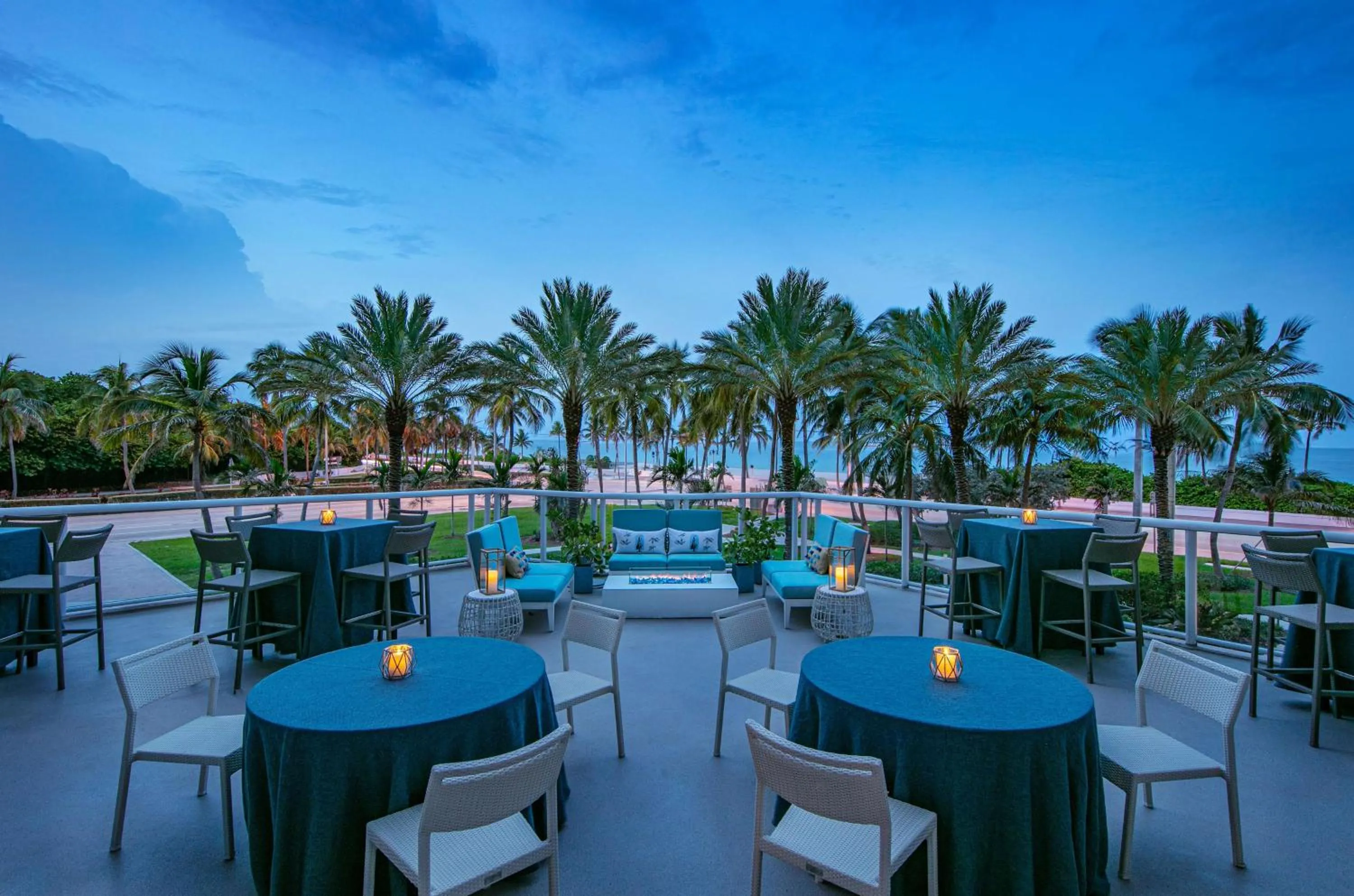 Lounge or bar in Sonesta Fort Lauderdale Beach