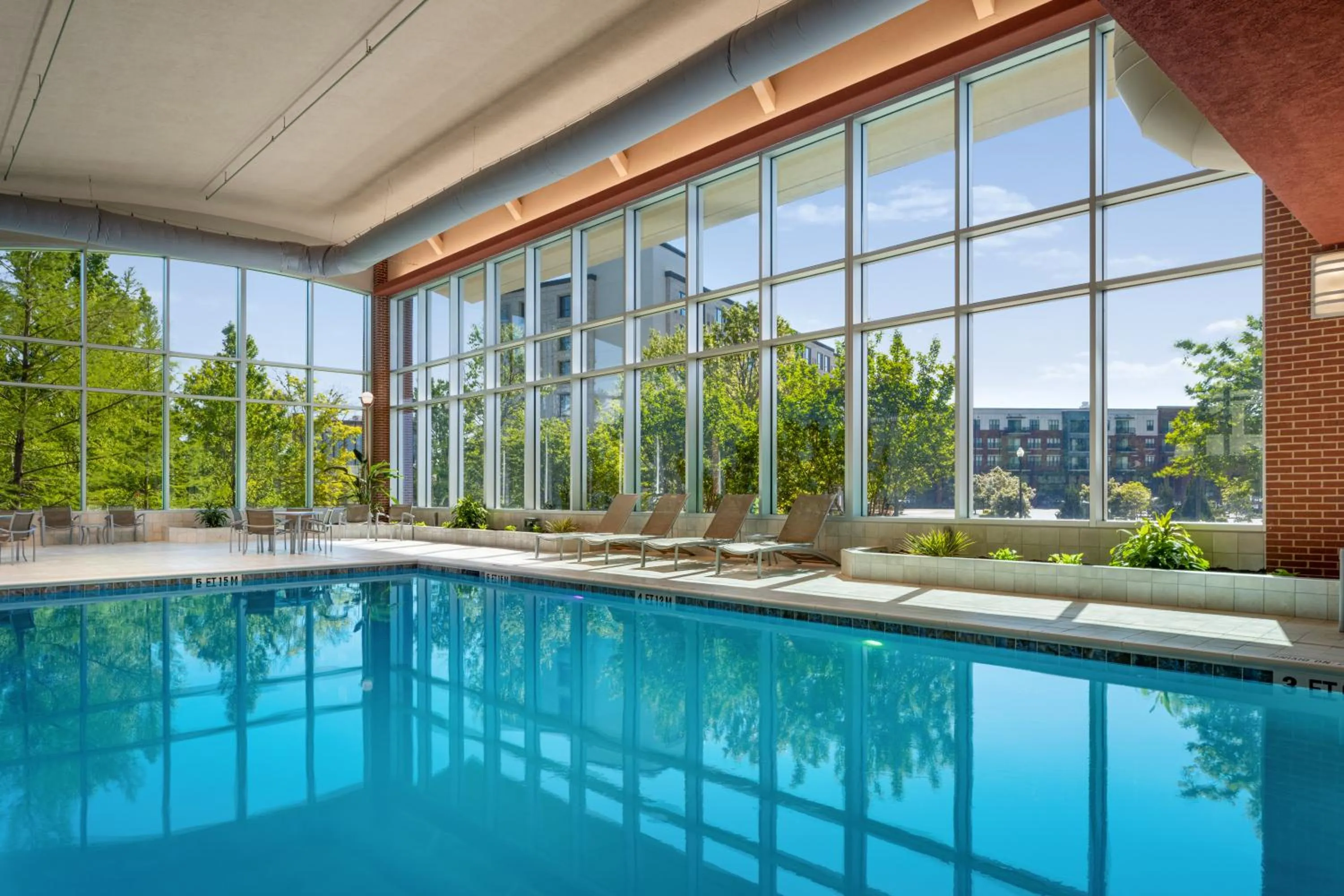 Swimming pool in Embassy Suites Huntsville
