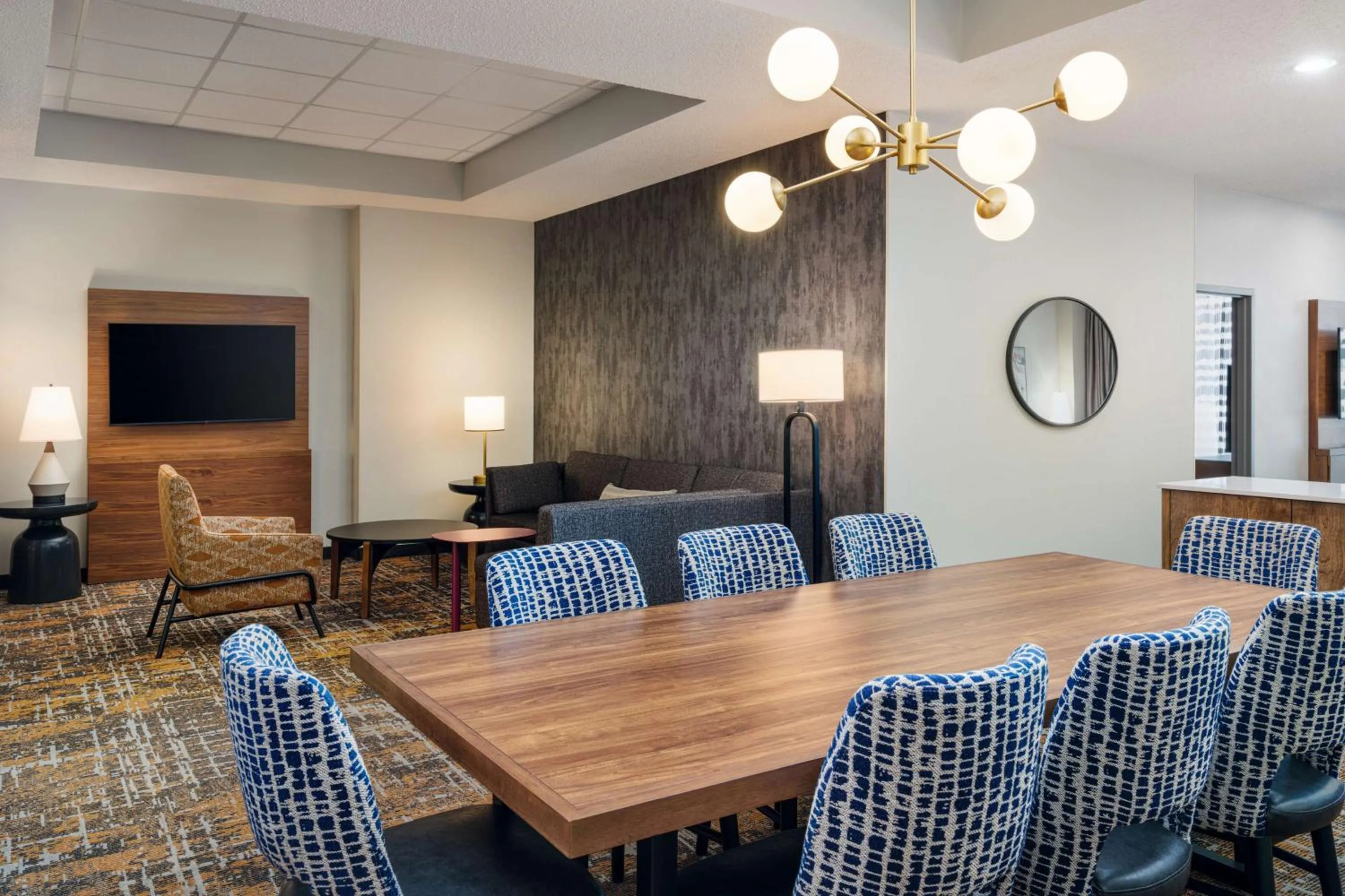 Living room in Embassy Suites Huntsville