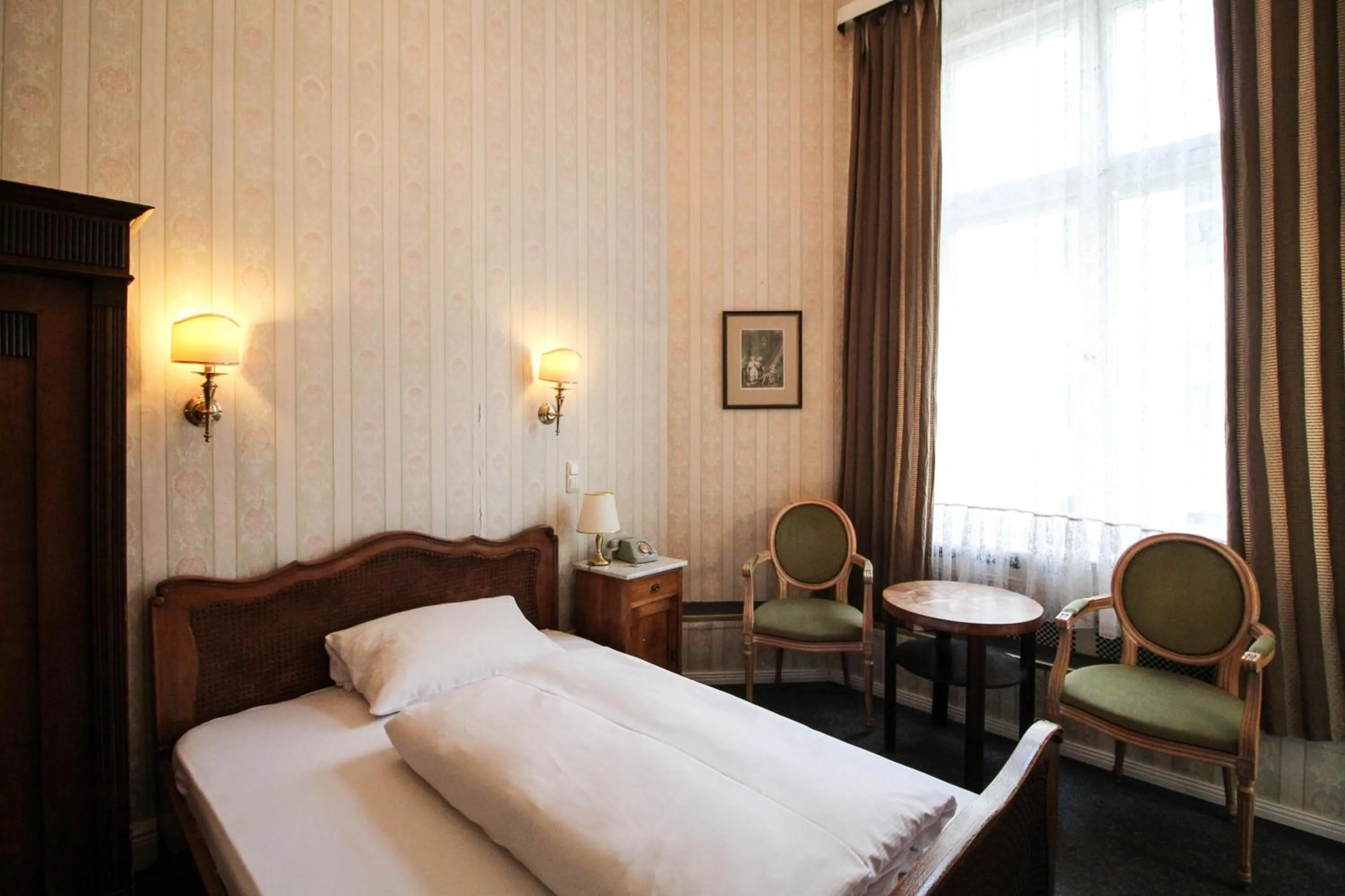 Decorative detail, Bed in Hotel-Pension Funk am Kurfürstendamm