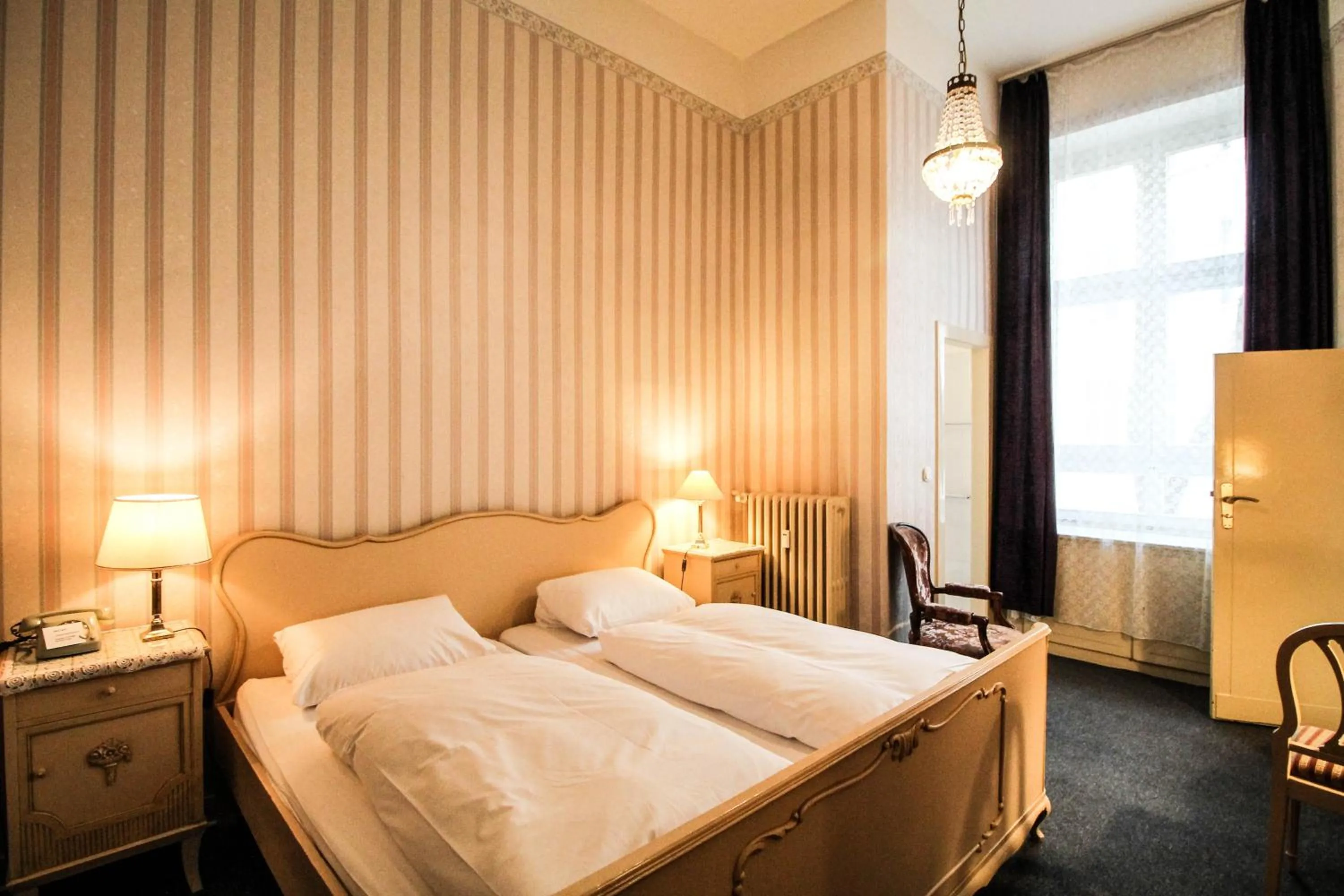 Photo of the whole room, Bed in Hotel-Pension Funk am Kurfürstendamm