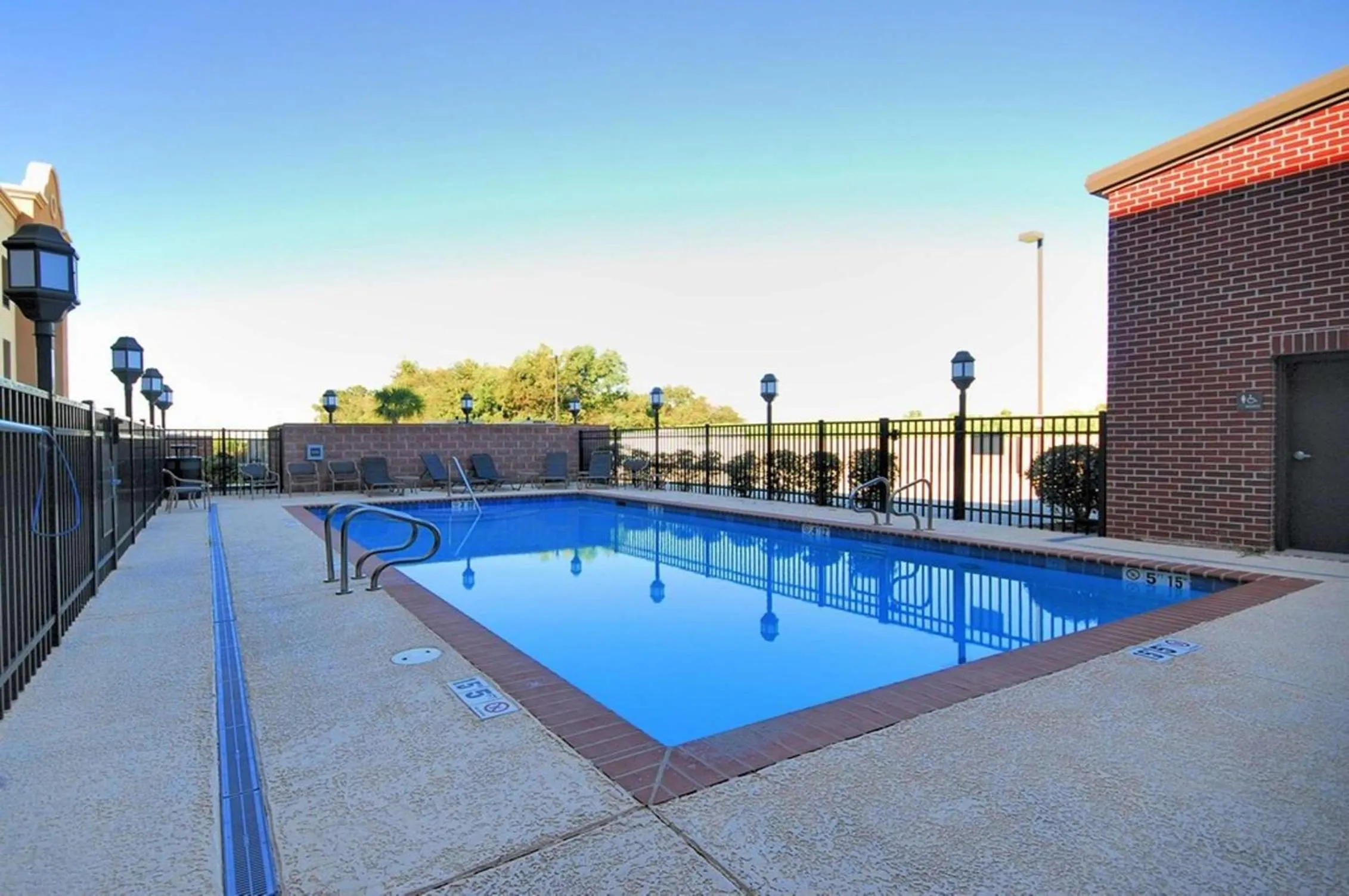 Pool view in Hampton Inn and Suites New Iberia