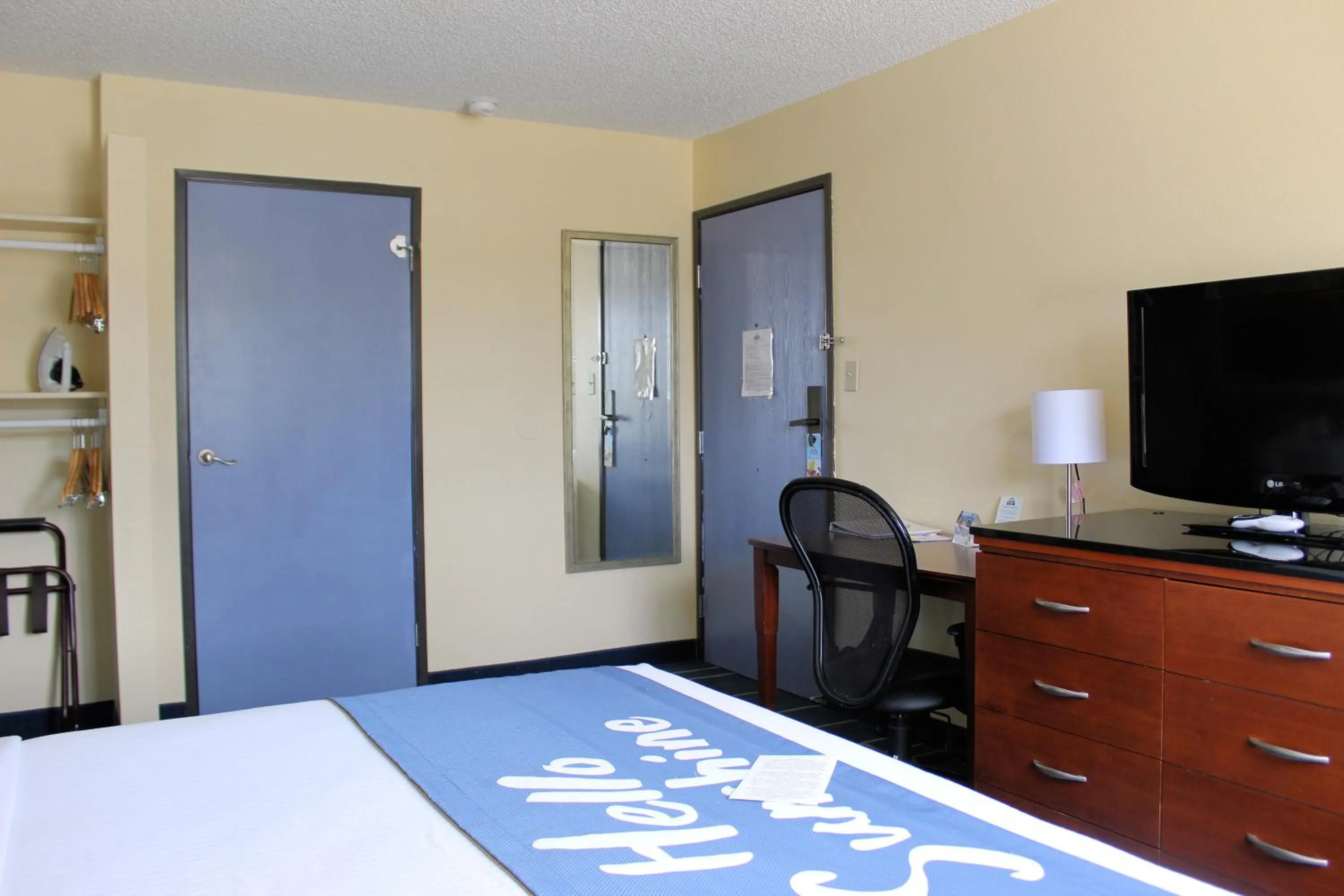 Bed in Days Inn & Suites by Wyndham Gunnison