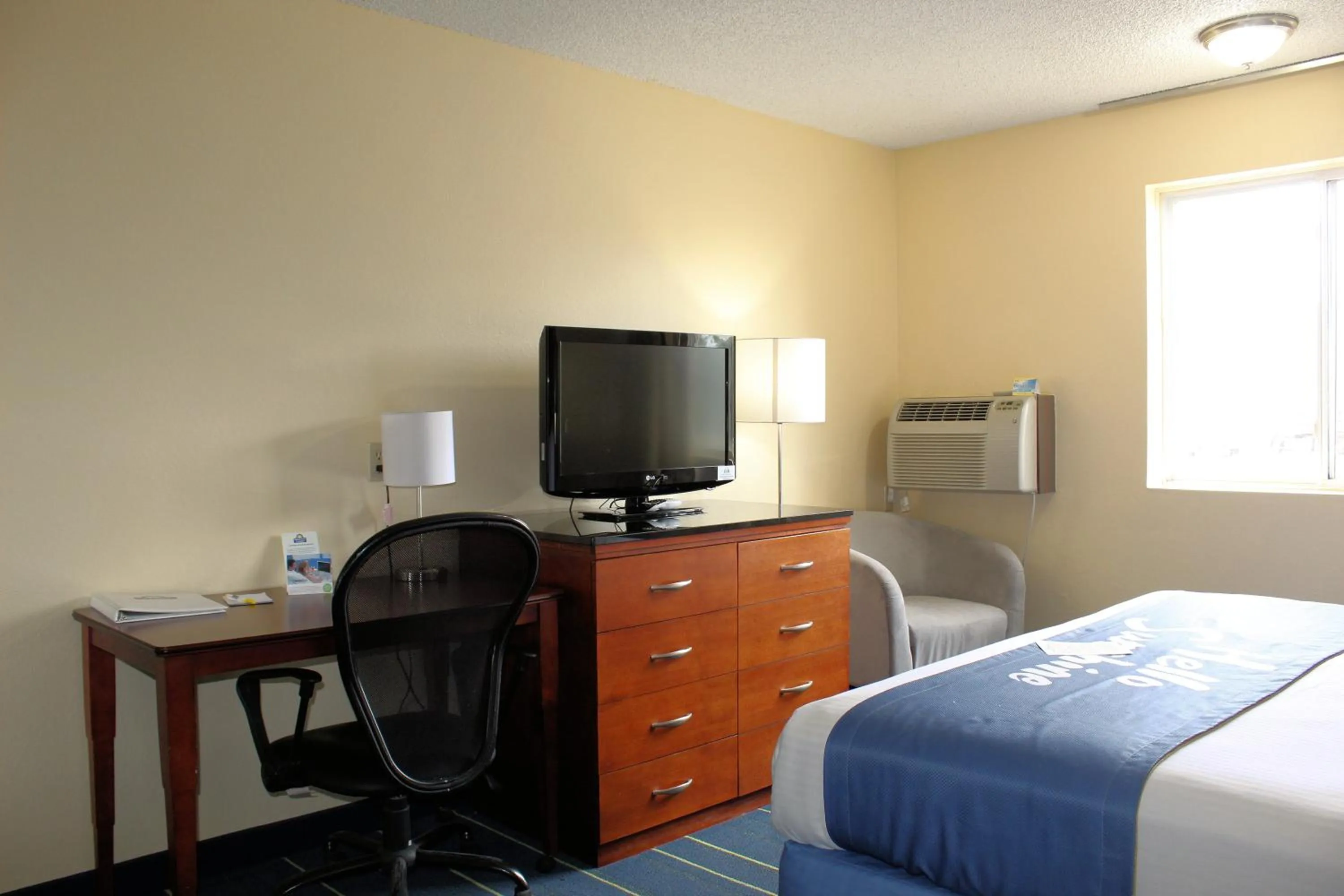 Bed in Days Inn & Suites by Wyndham Gunnison