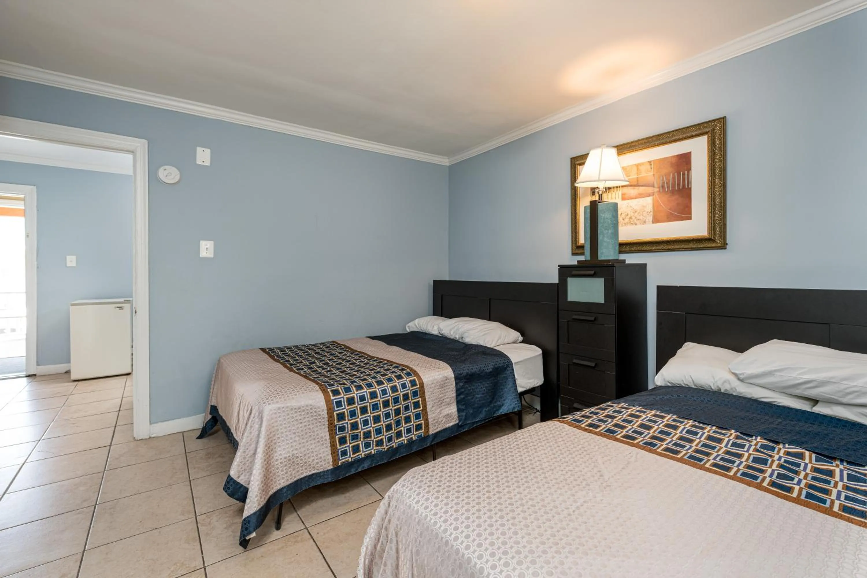 Bedroom, Bed in Boardwalk Hotel Charlee & Apartments Beach Hotel Oceanfront