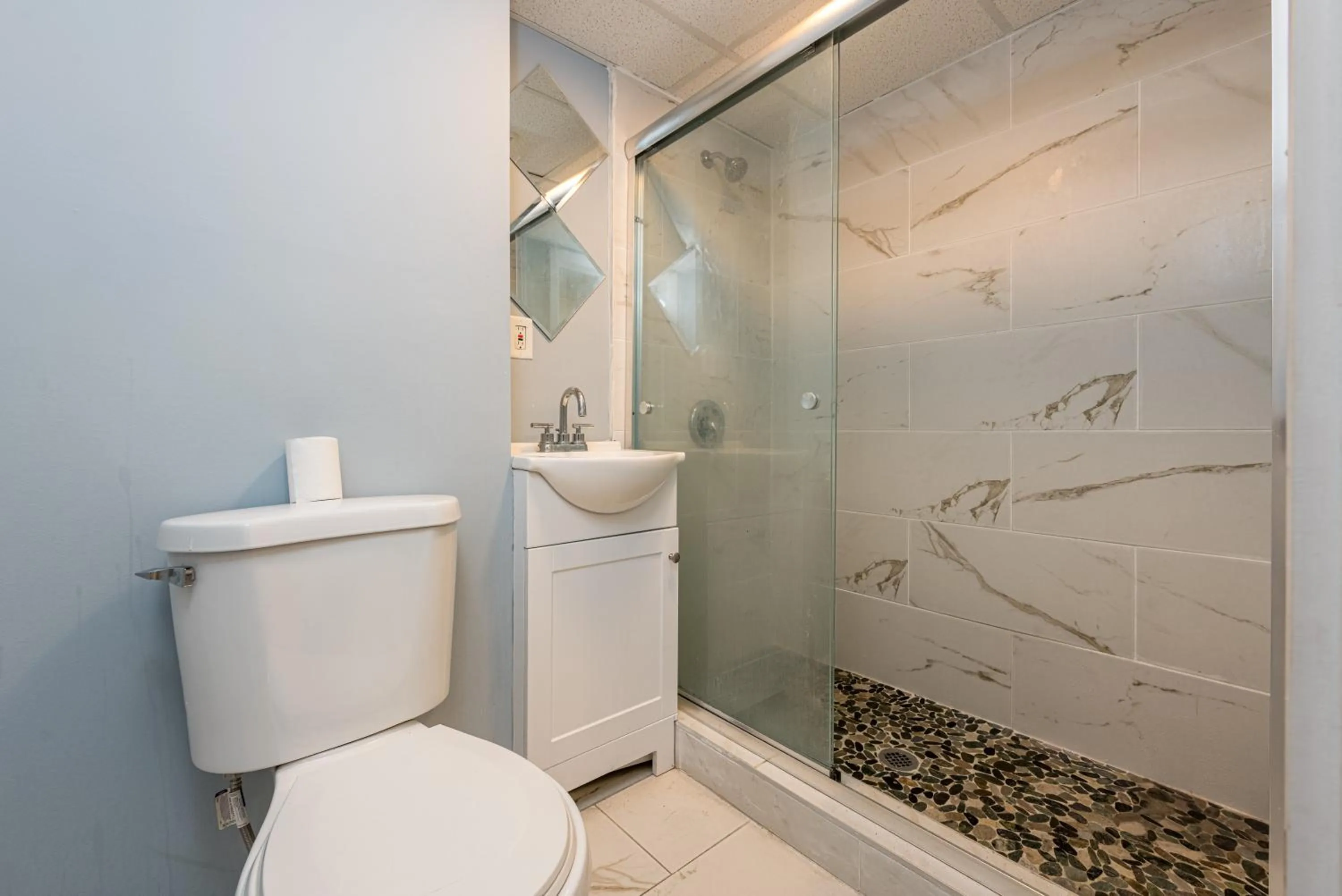 Shower in Boardwalk Hotel Charlee & Apartments Beach Hotel Oceanfront