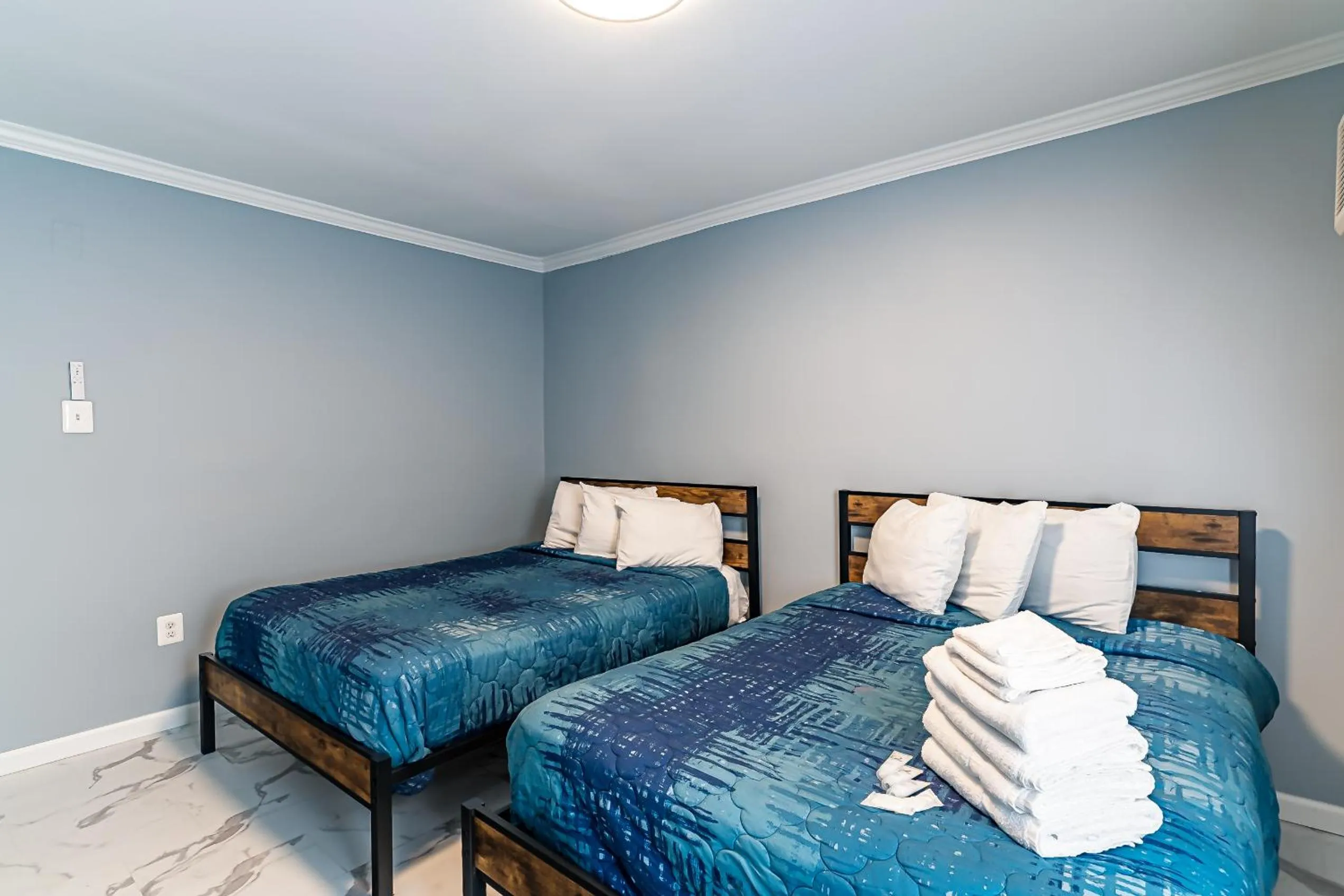 Bed in Boardwalk Hotel Charlee & Apartments Beach Hotel Oceanfront