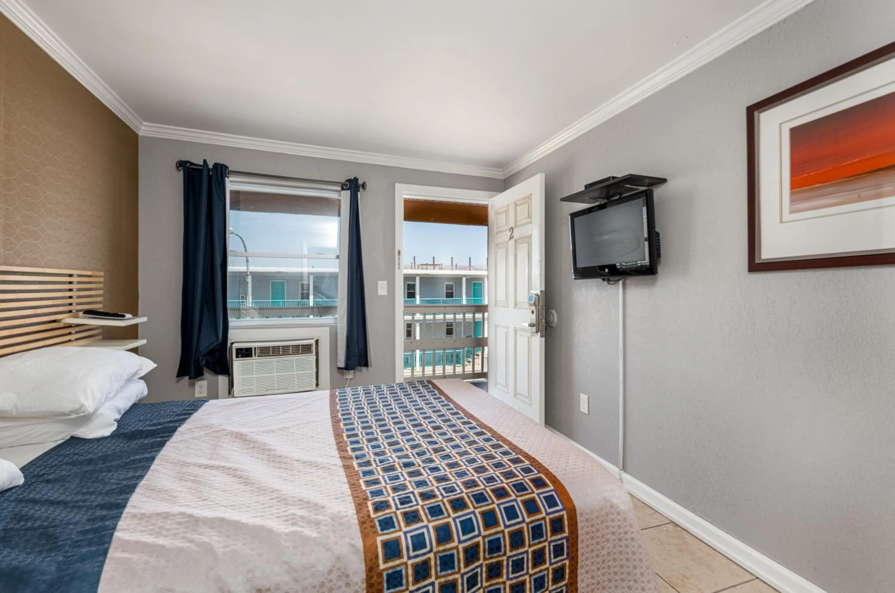 TV and multimedia, Bed in Boardwalk Hotel Charlee & Apartments Beach Hotel Oceanfront