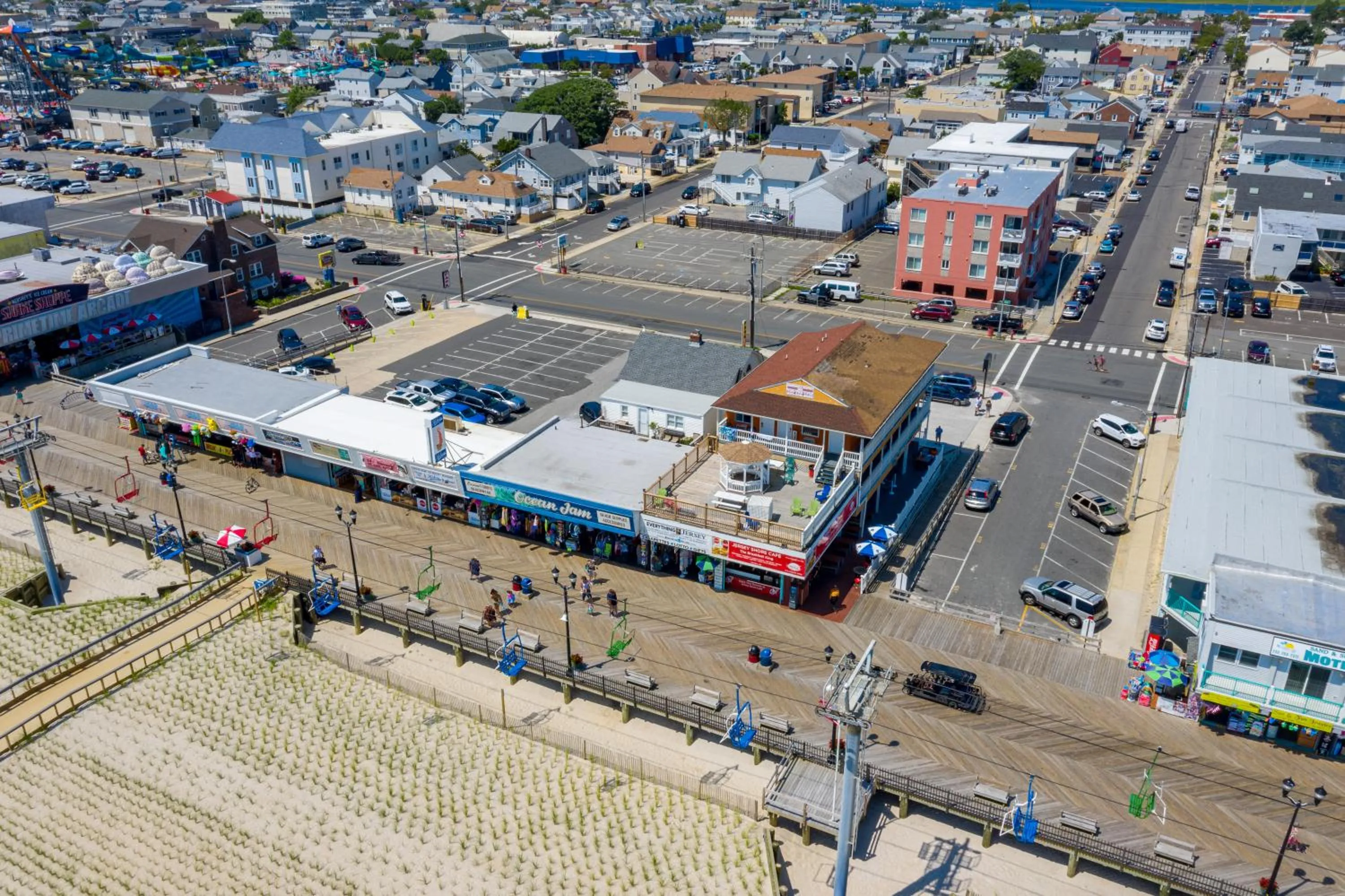 Nearby landmark in Boardwalk Hotel Charlee & Apartments Beach Hotel Oceanfront