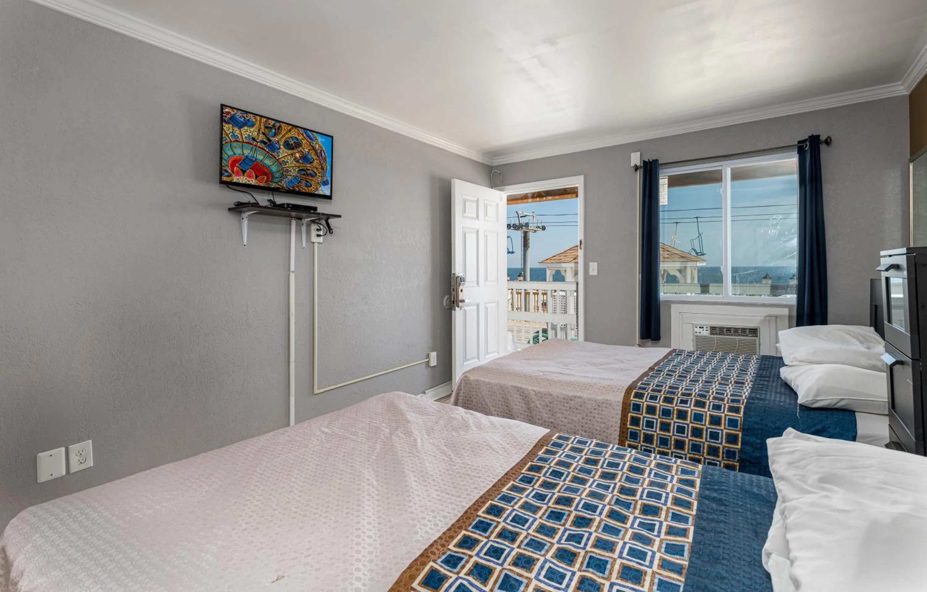 Photo of the whole room, Bed in Boardwalk Hotel Charlee & Apartments Beach Hotel Oceanfront