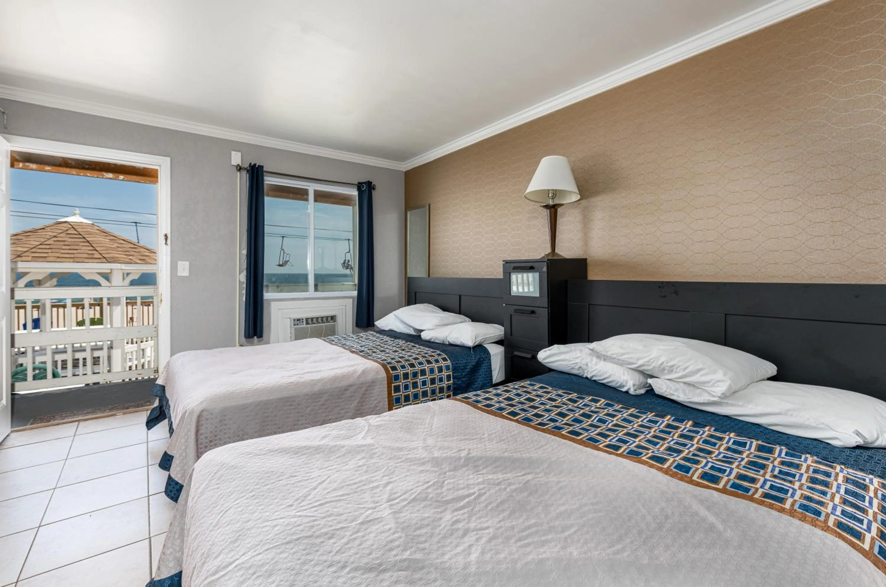 Bed in Boardwalk Hotel Charlee & Apartments Beach Hotel Oceanfront