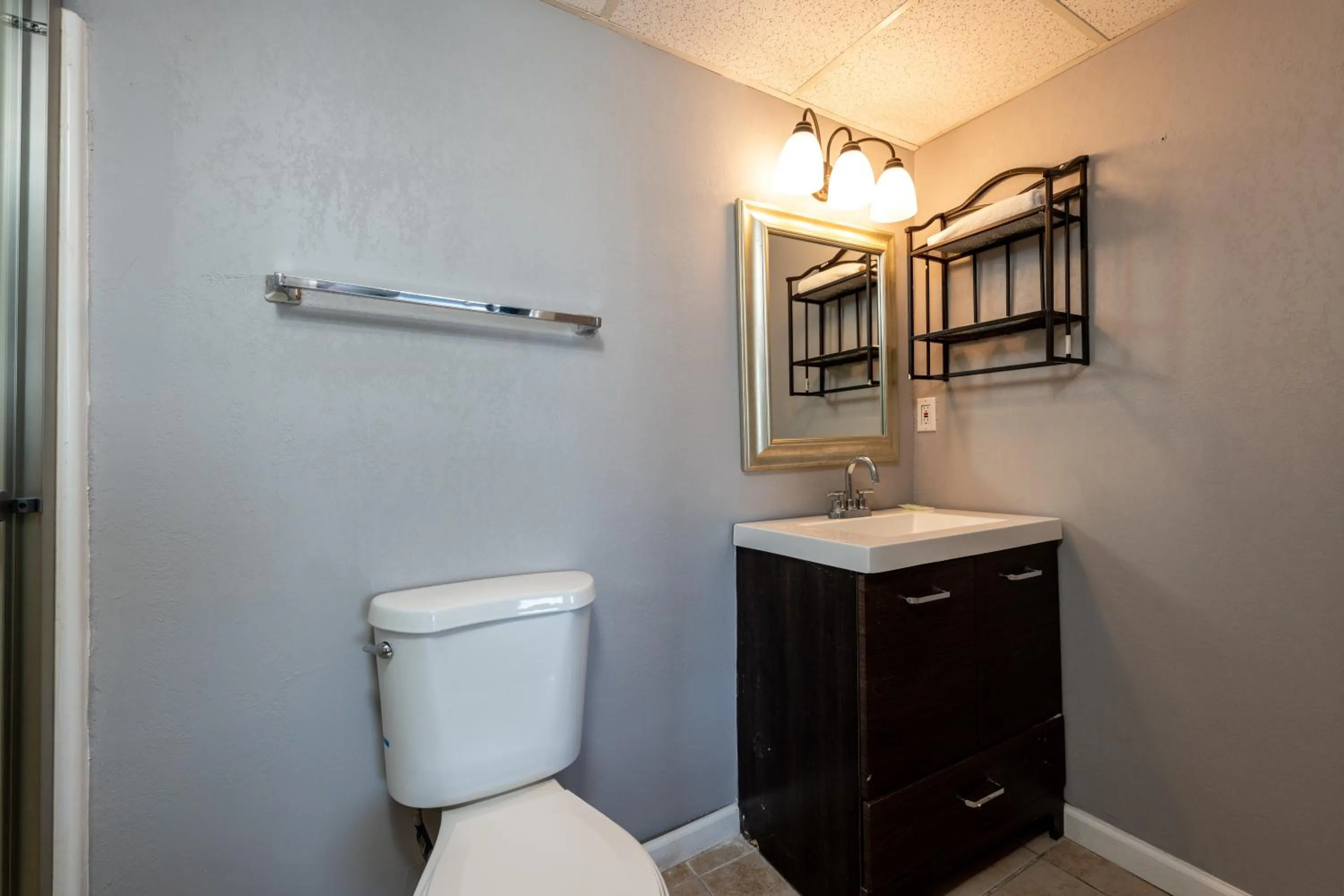 Toilet in Boardwalk Hotel Charlee & Apartments Beach Hotel Oceanfront
