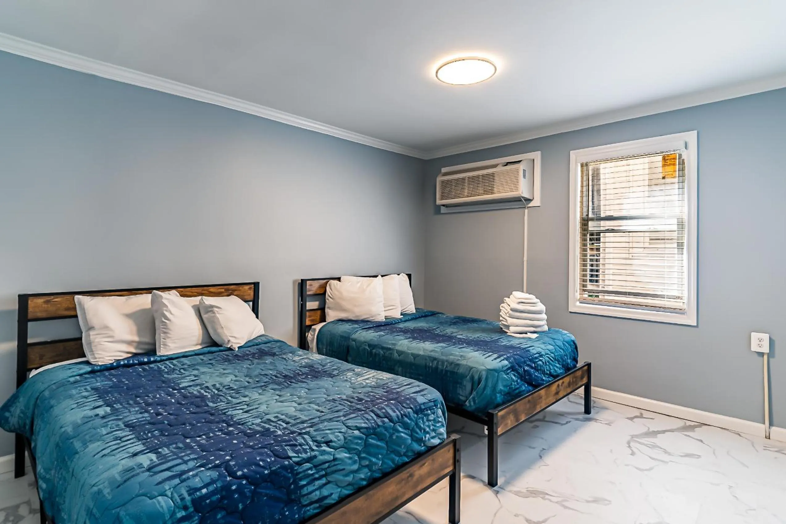 Bed in Boardwalk Hotel Charlee & Apartments Beach Hotel Oceanfront