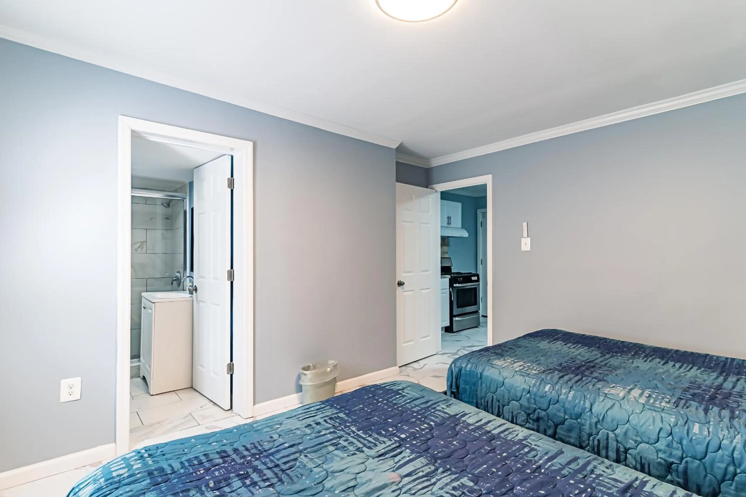 kitchen, Bed in Boardwalk Hotel Charlee & Apartments Beach Hotel Oceanfront