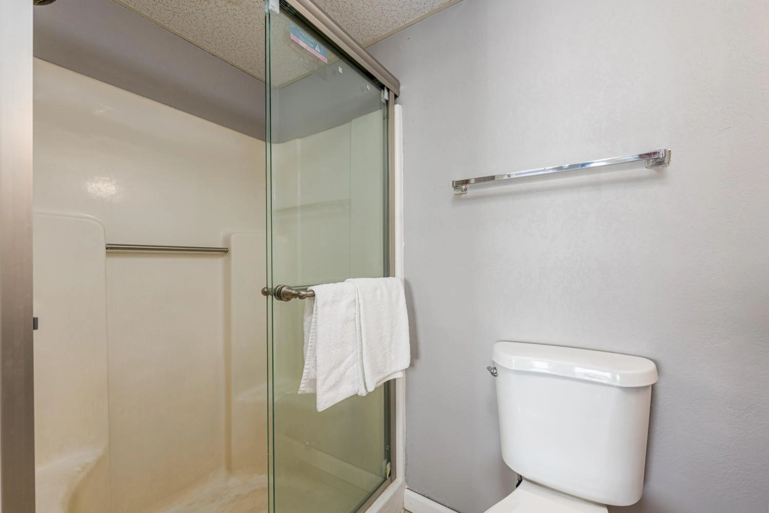 Shower in Boardwalk Hotel Charlee & Apartments Beach Hotel Oceanfront