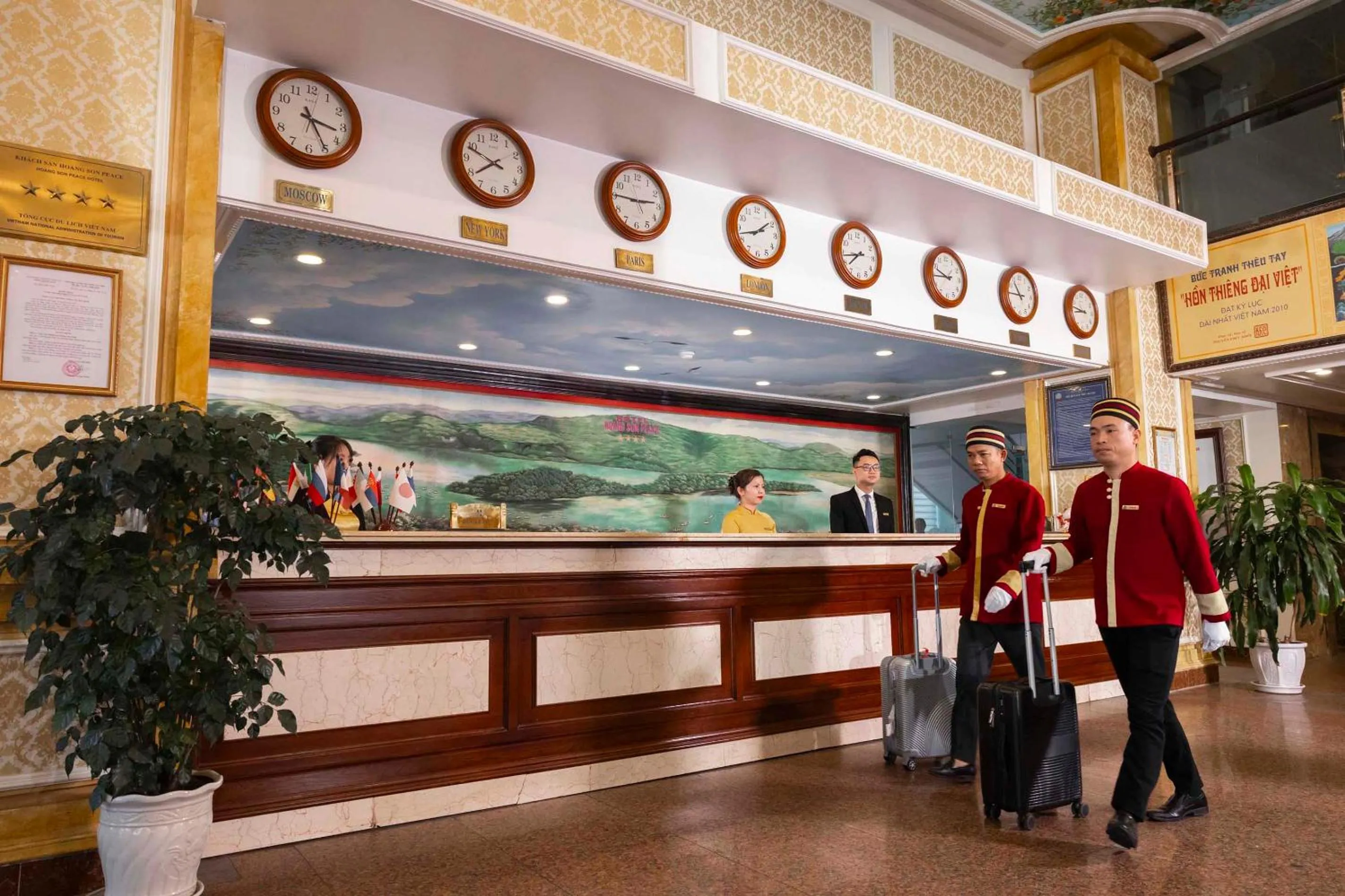 concierge in Hoang Son Peace Hotel