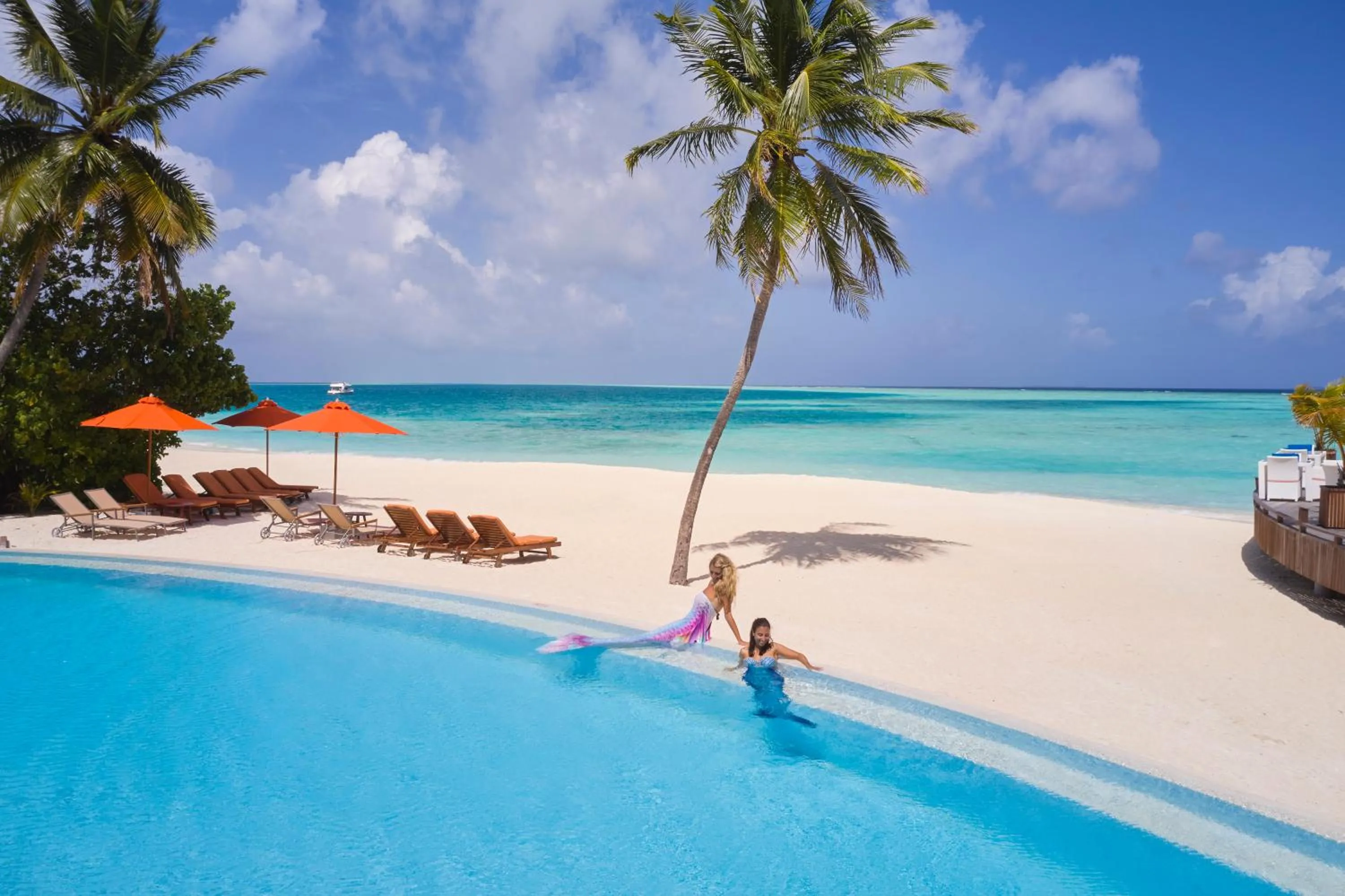 Pool view in Sun Siyam Vilu Reef with Free Transfer