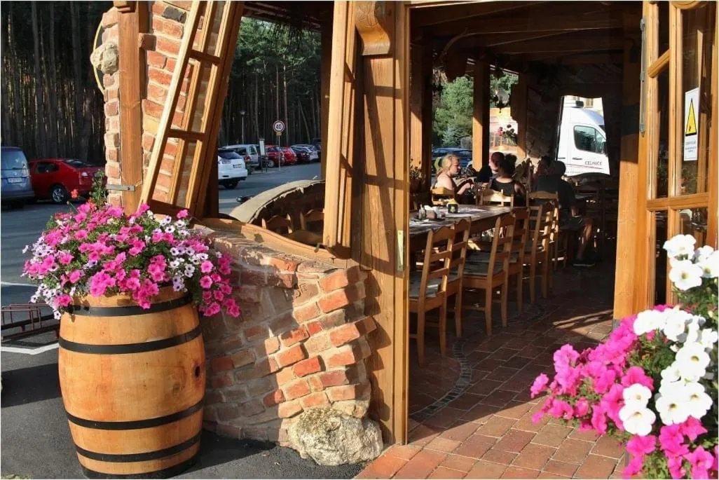 Restaurant/places to eat in Garni hotel Celnice