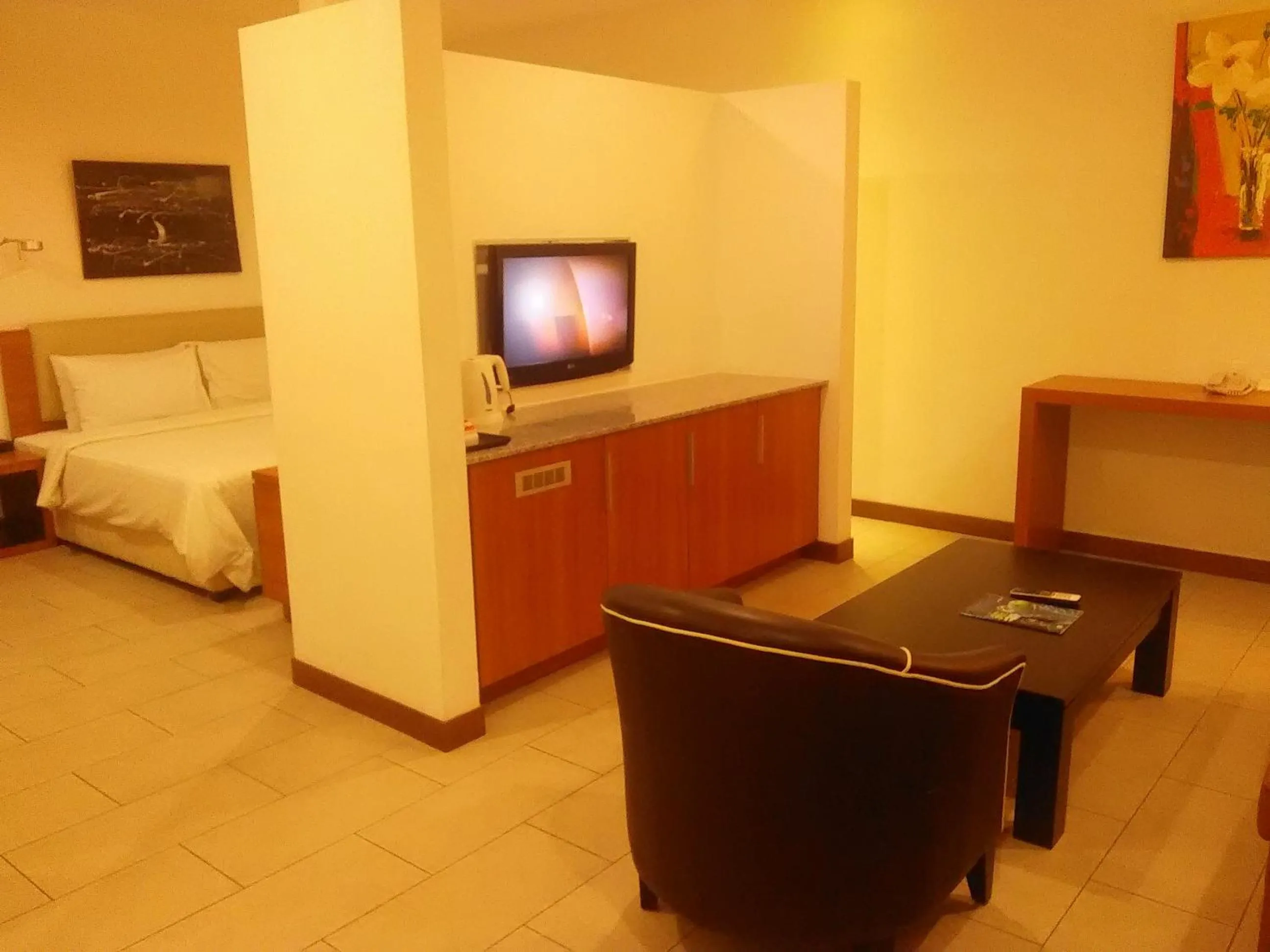 Bed in Gloria Swiss Hotel & Apartment Sandakan