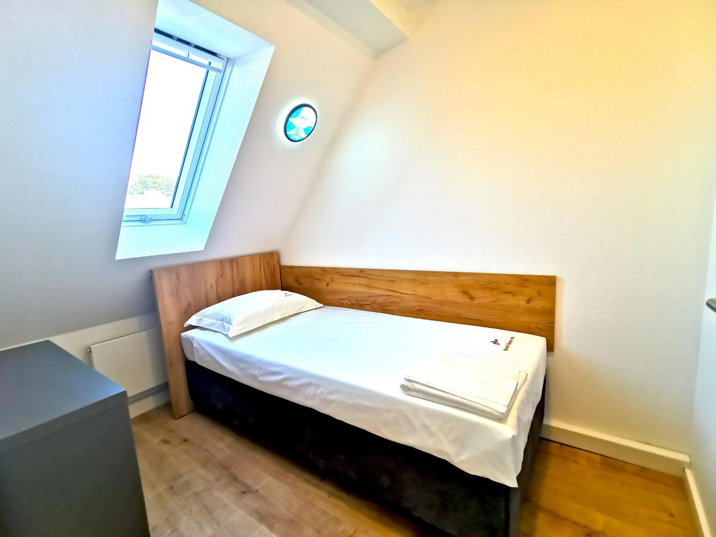 Bedroom, Bed in Home Inn Hotel