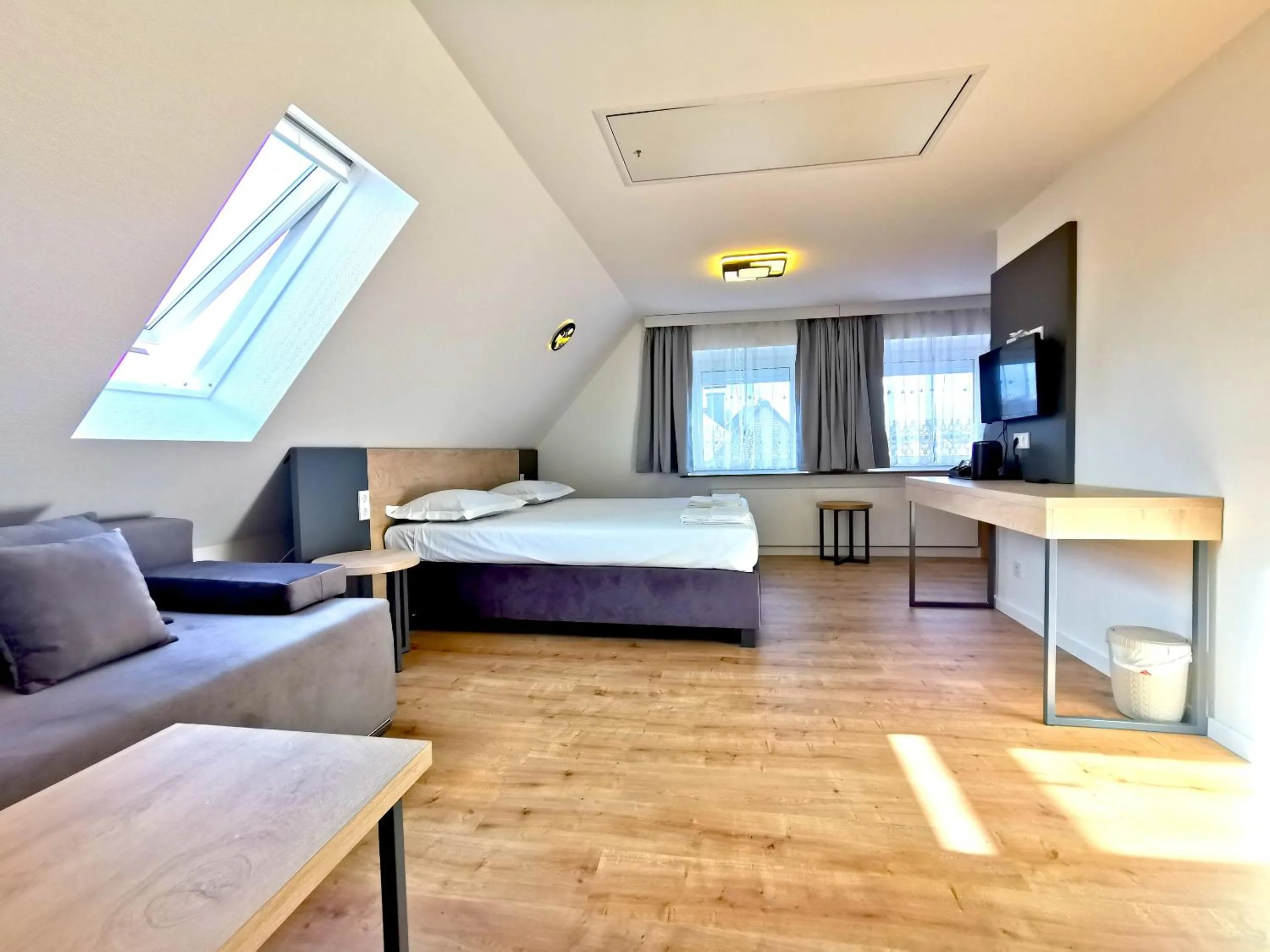 Bedroom, Bed in Home Inn Hotel