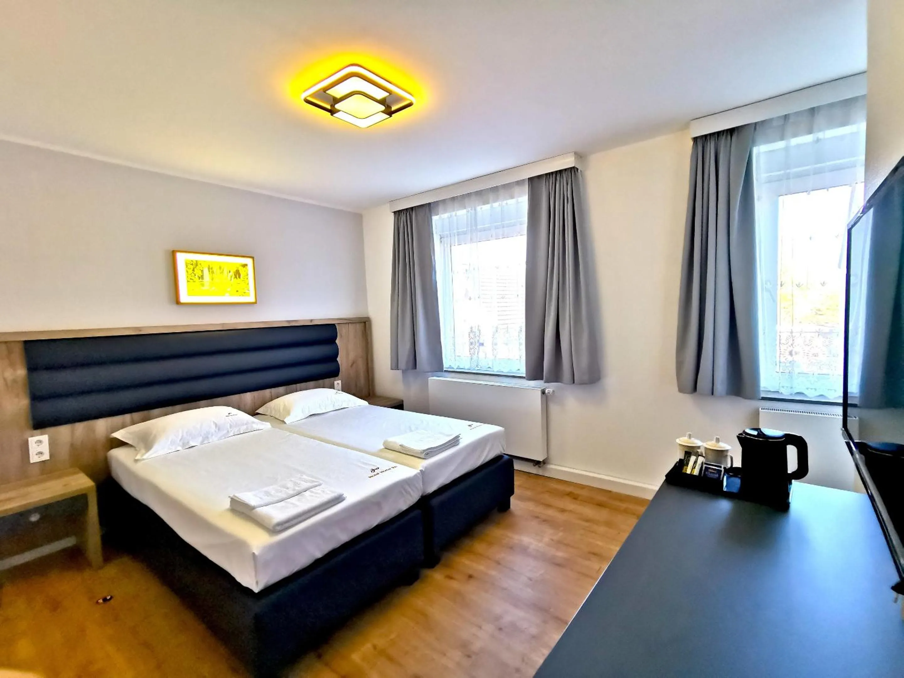 Bedroom, Bed in Home Inn Hotel