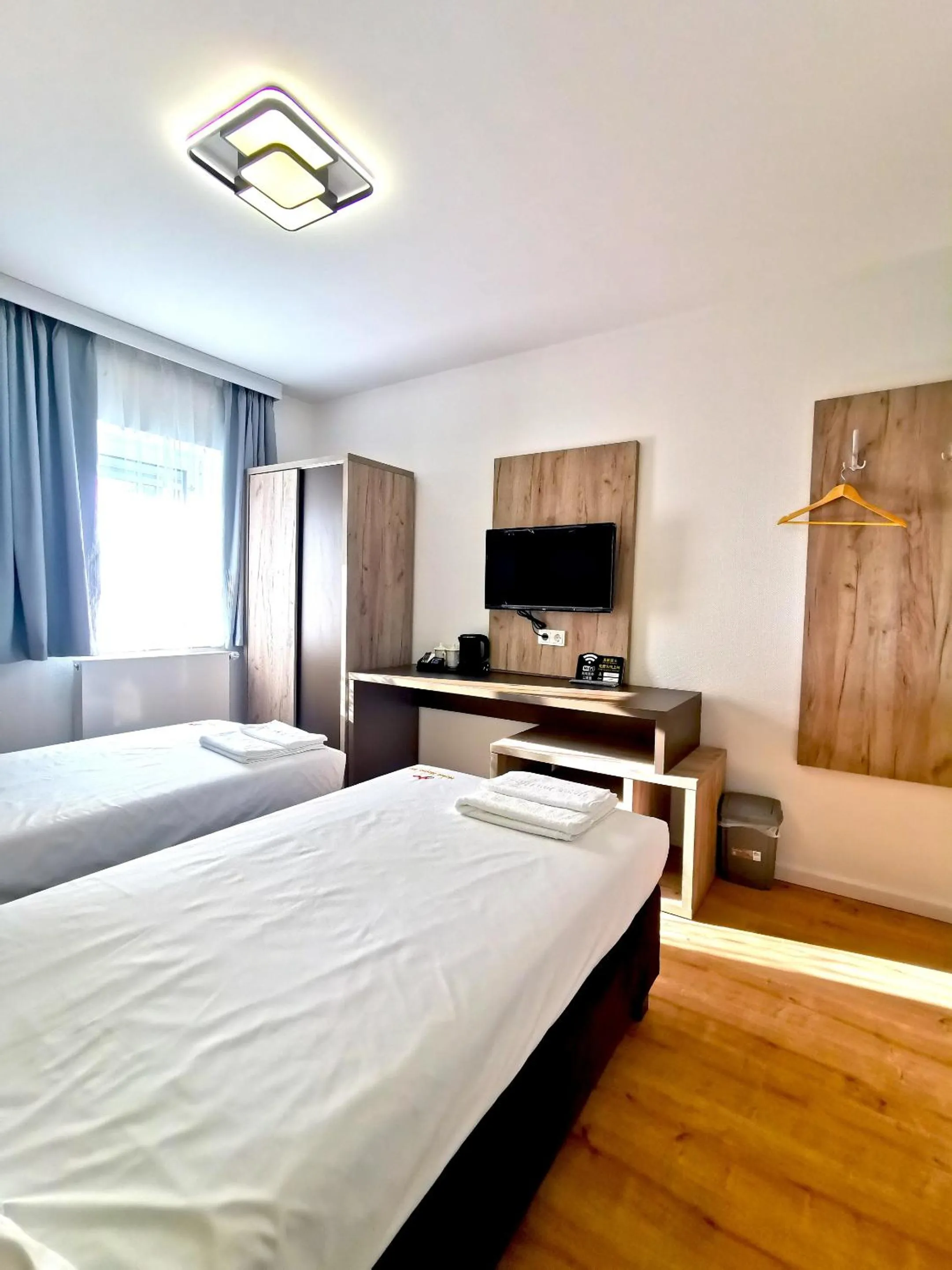 Bedroom, Bed in Home Inn Hotel