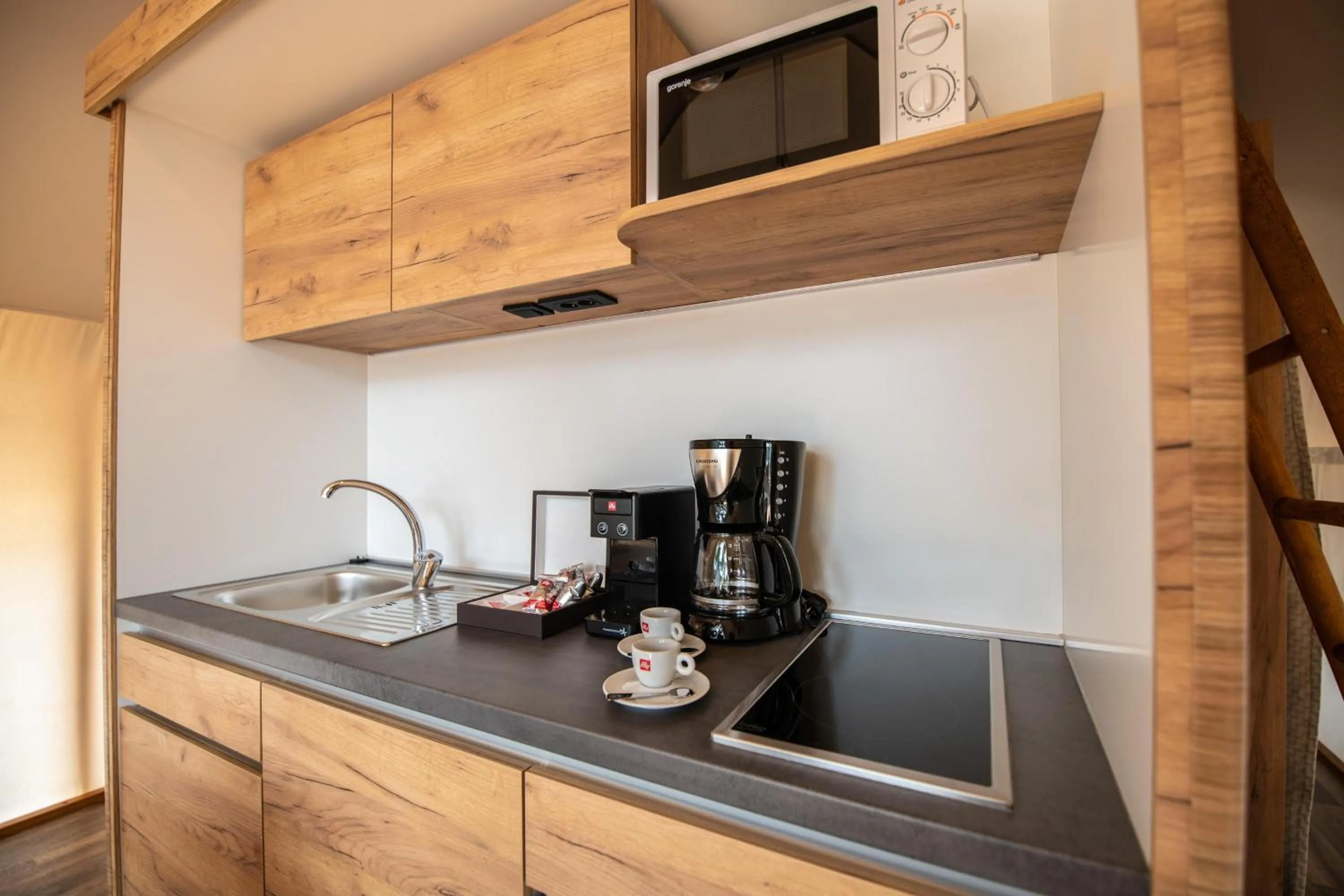 Coffee/tea facilities in Arena One 99 Glamping
