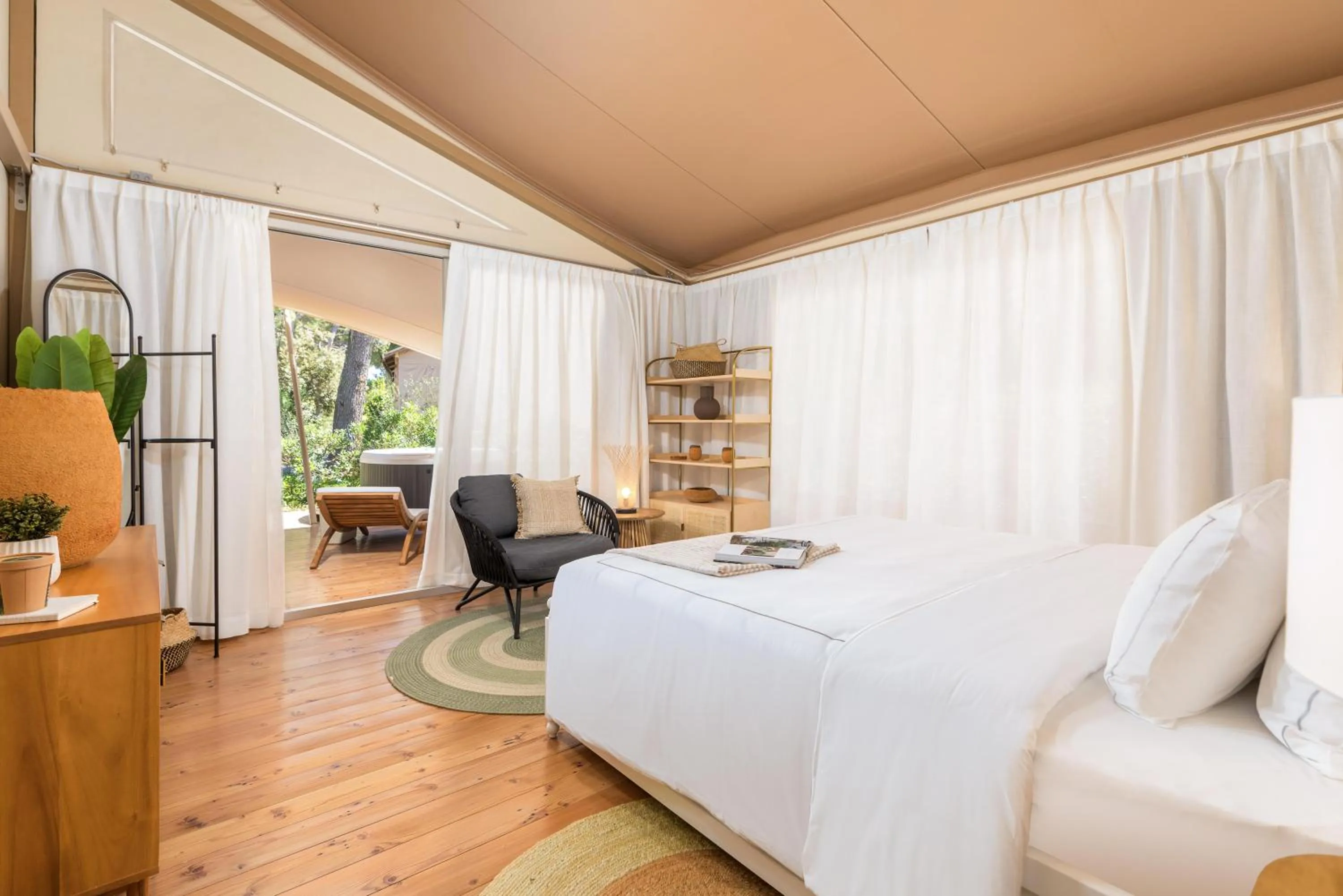 Photo of the whole room, Bed in Arena One 99 Glamping