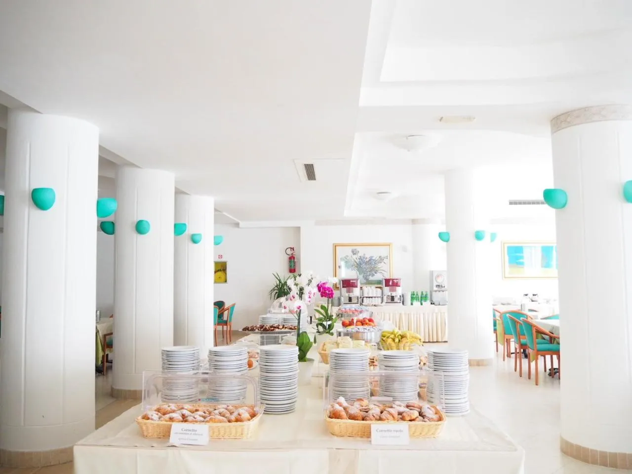 Restaurant/places to eat in Oasiclub Hotel