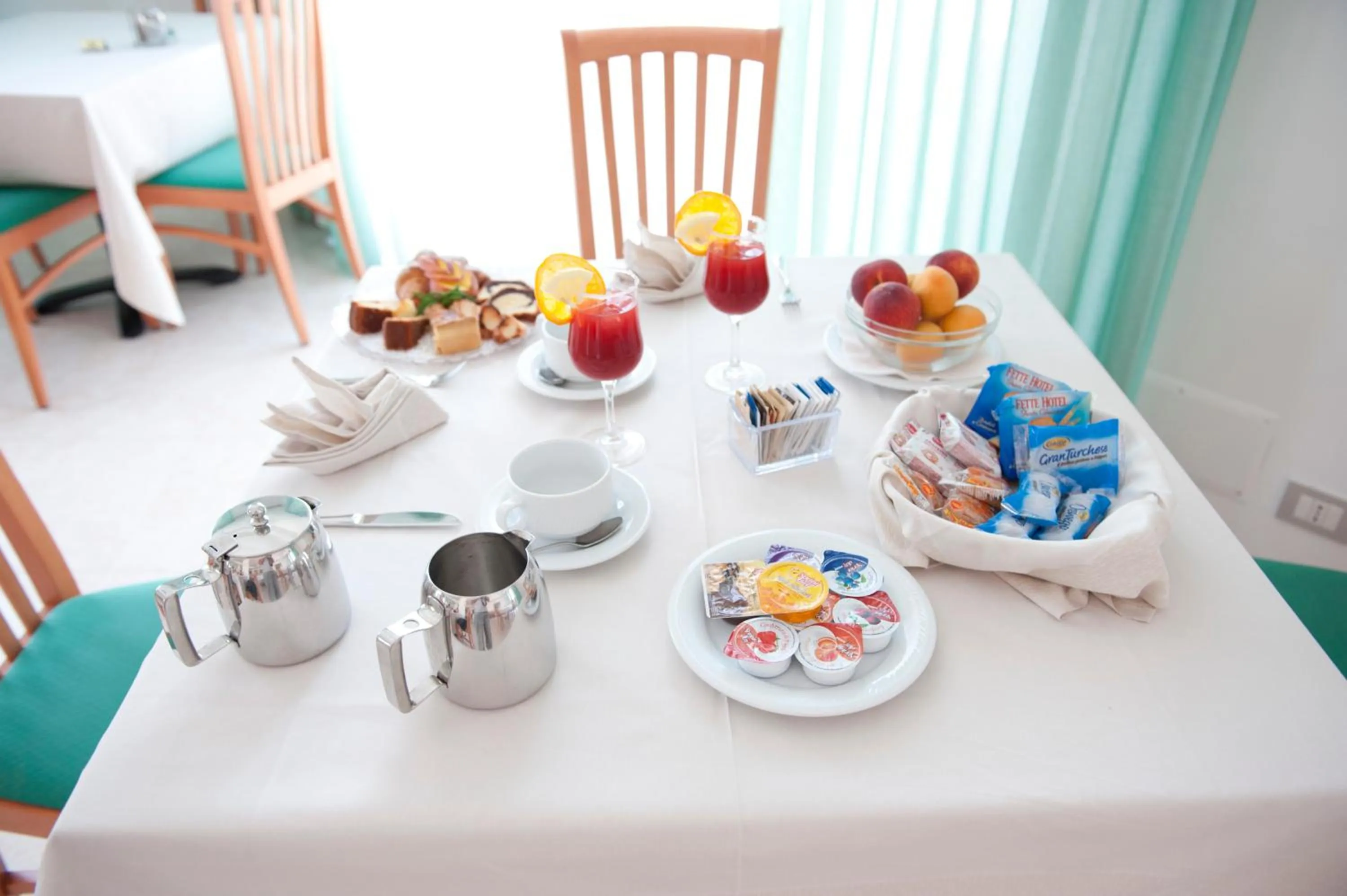 Restaurant/places to eat in Oasiclub Hotel