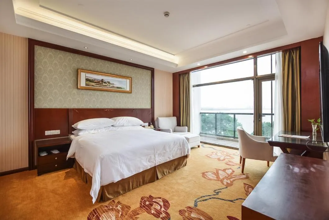 Bed in Vienna Hotel Suzhou Yangcheng Lake Huayi Movie World