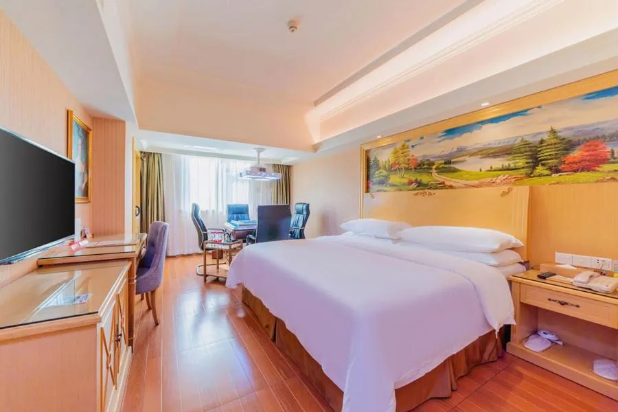 Bed in Vienna Hotel Huizhou Dahuxi