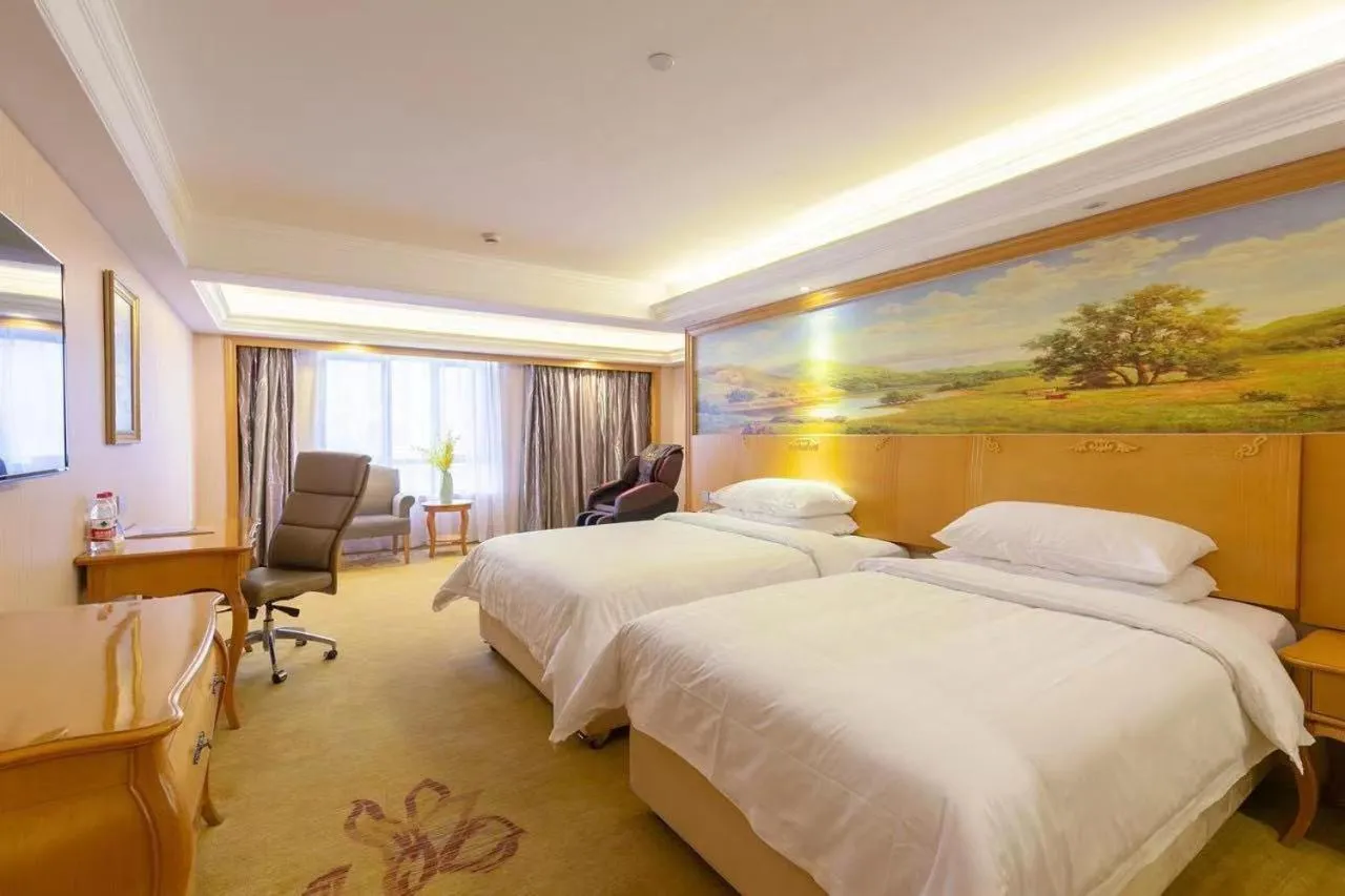 Bed in Vienna International Hotel Shanghai Pudong New International Exbition Central