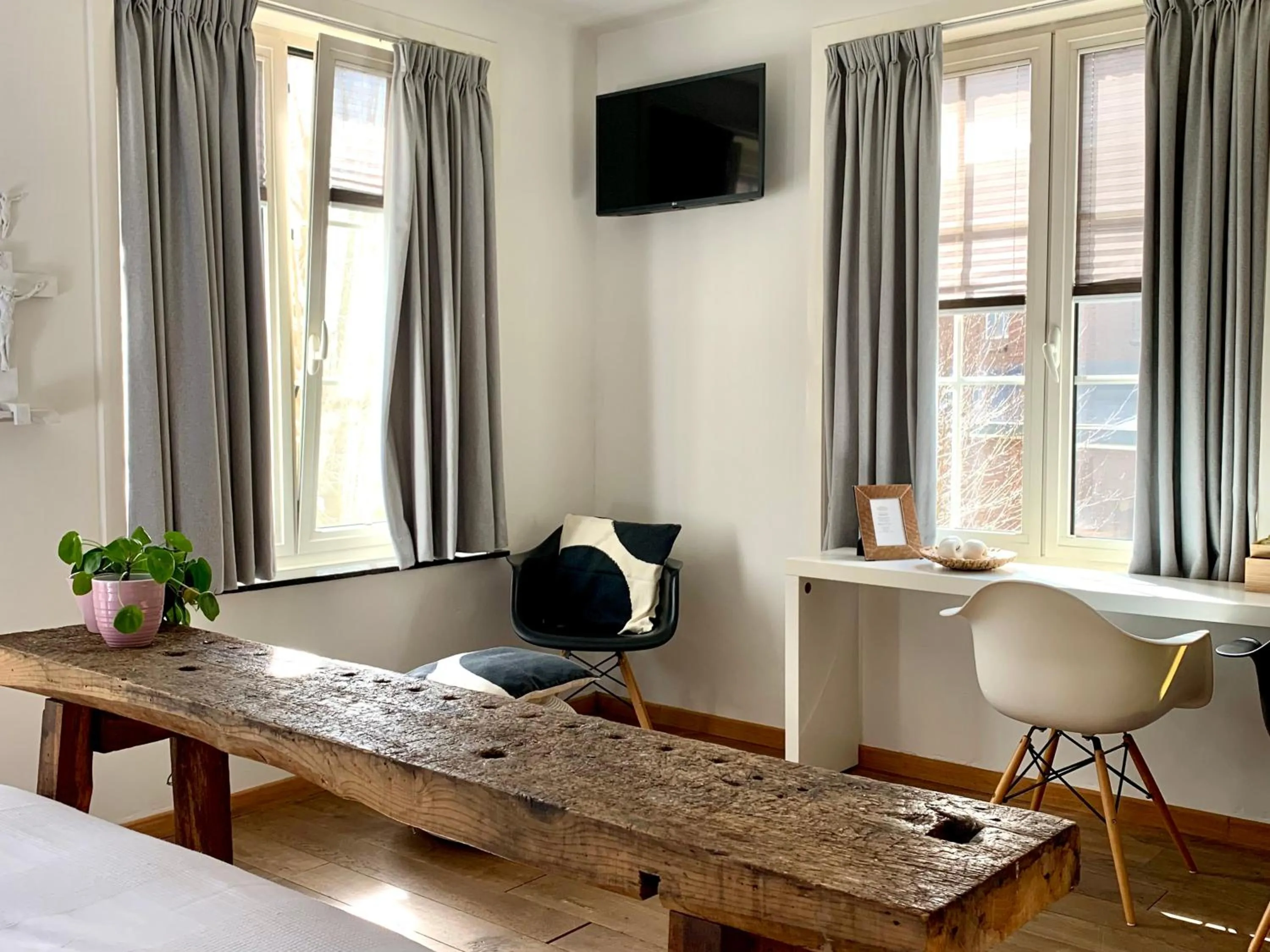 TV and multimedia, Bed in Hotel Au Nom De Dieu