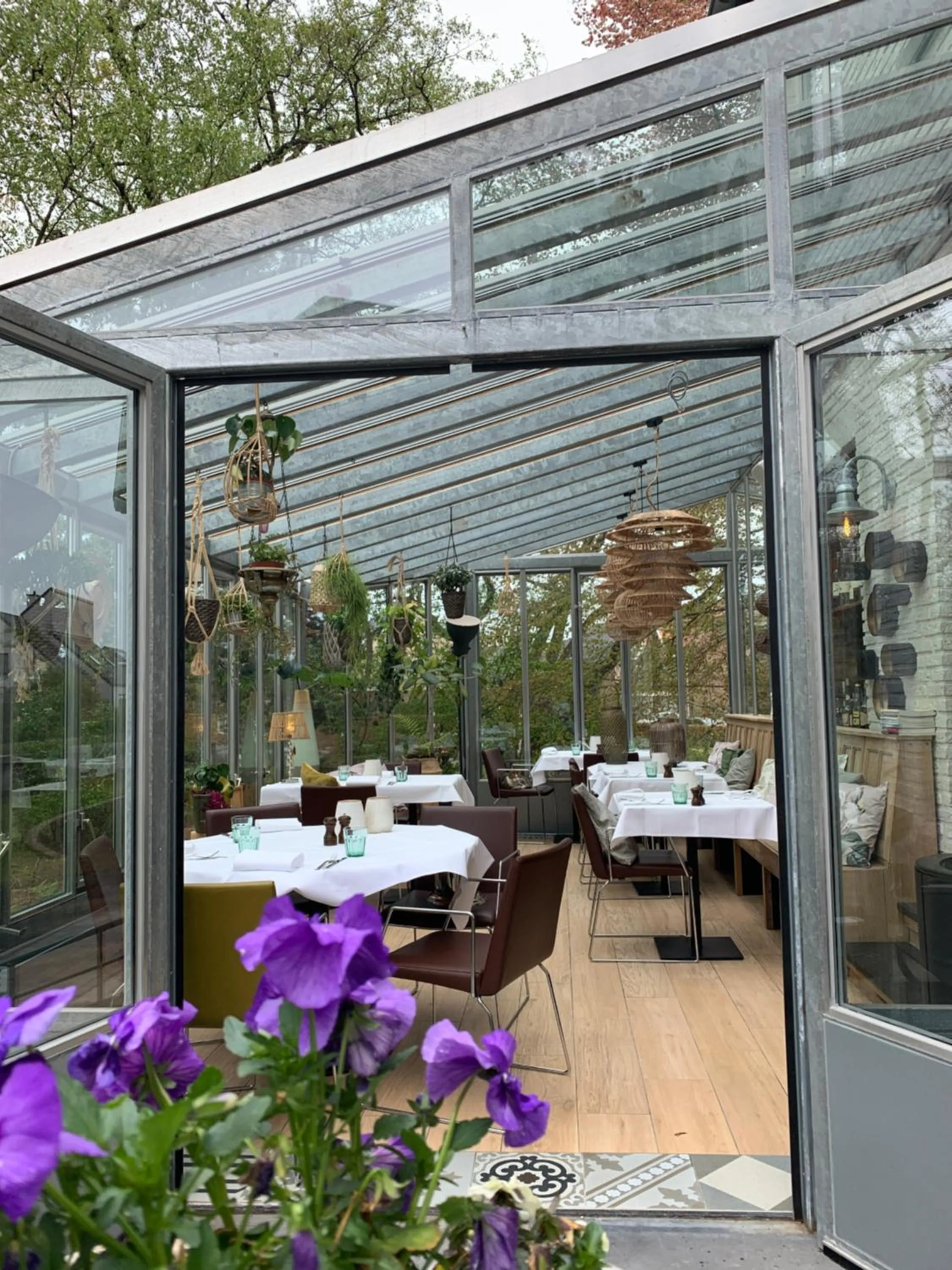 Restaurant/places to eat in Hotel Au Nom De Dieu