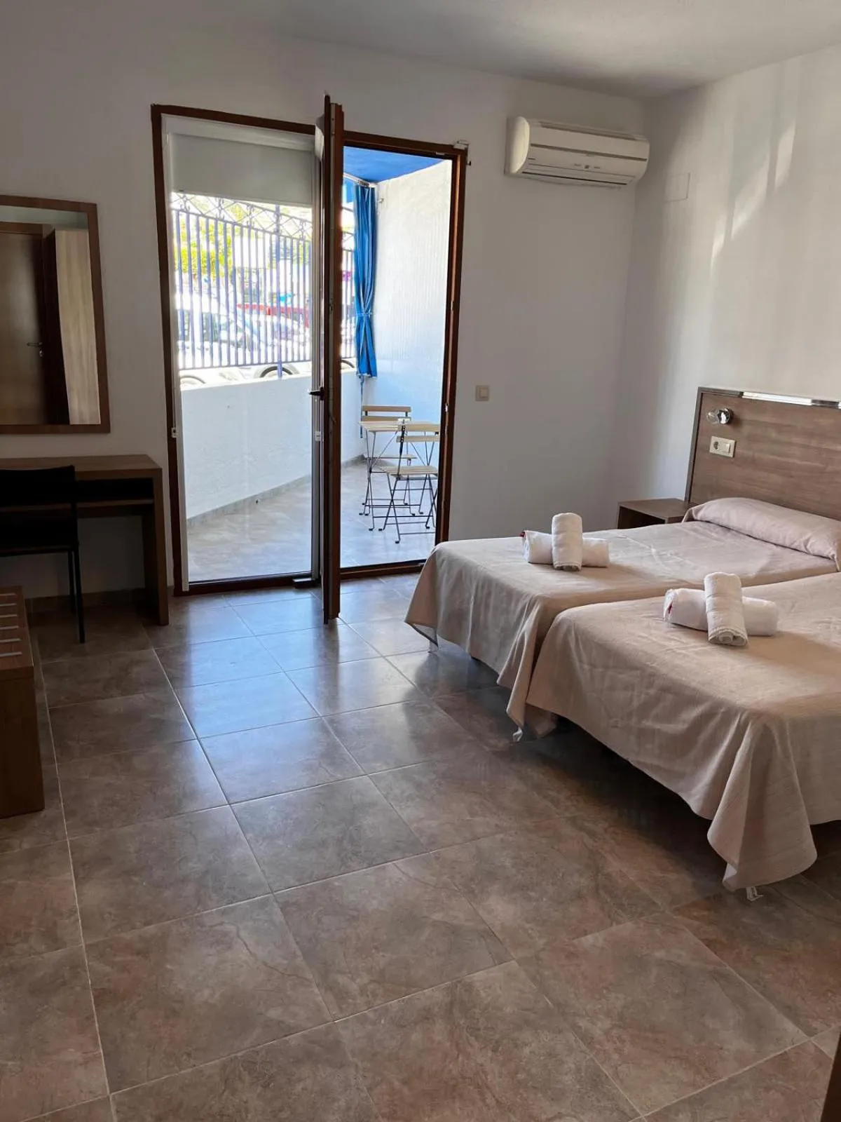 Photo of the whole room, Bed in Hotel Blason Junior