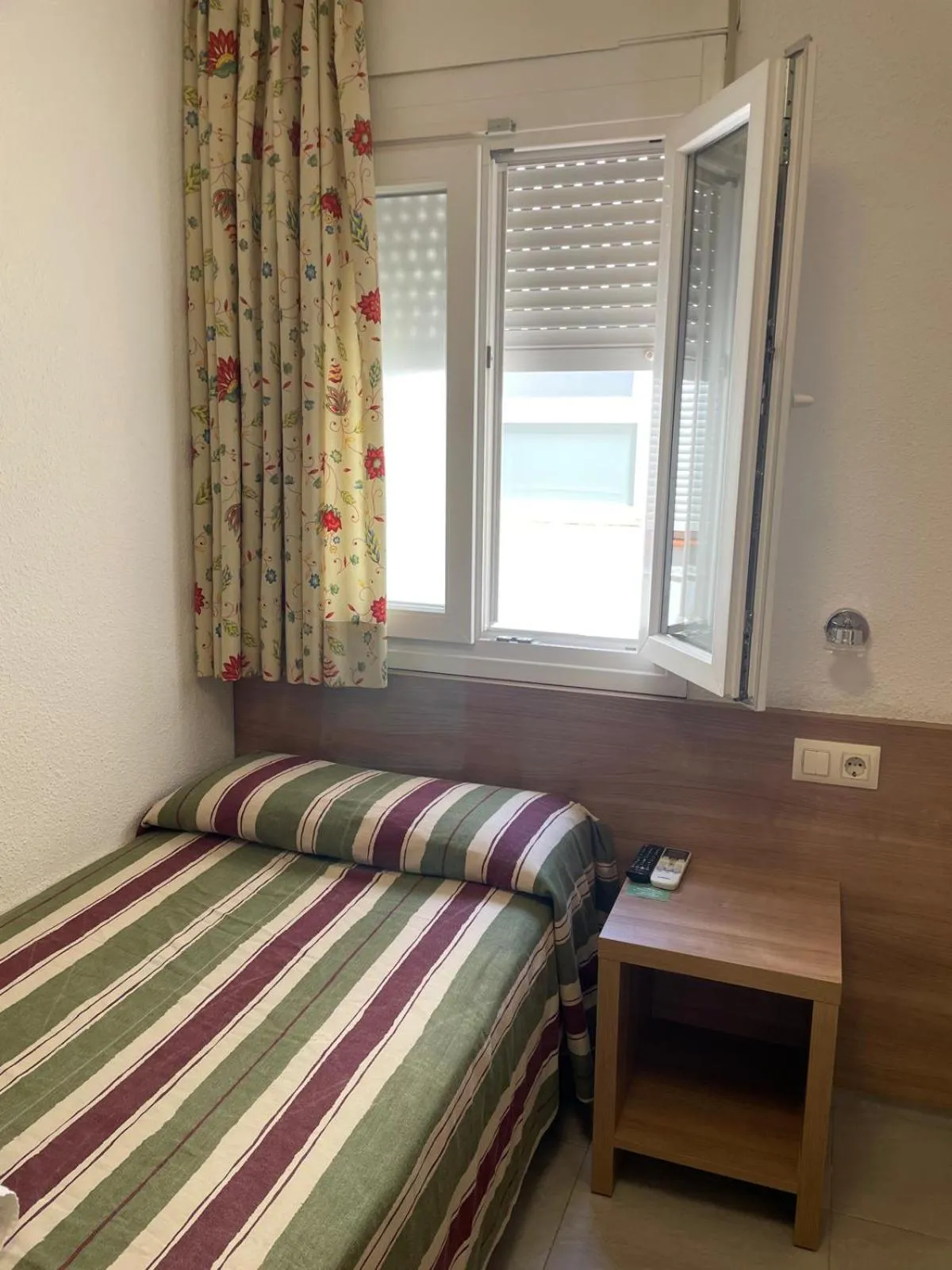 Photo of the whole room, Bed in Hotel Blason Junior