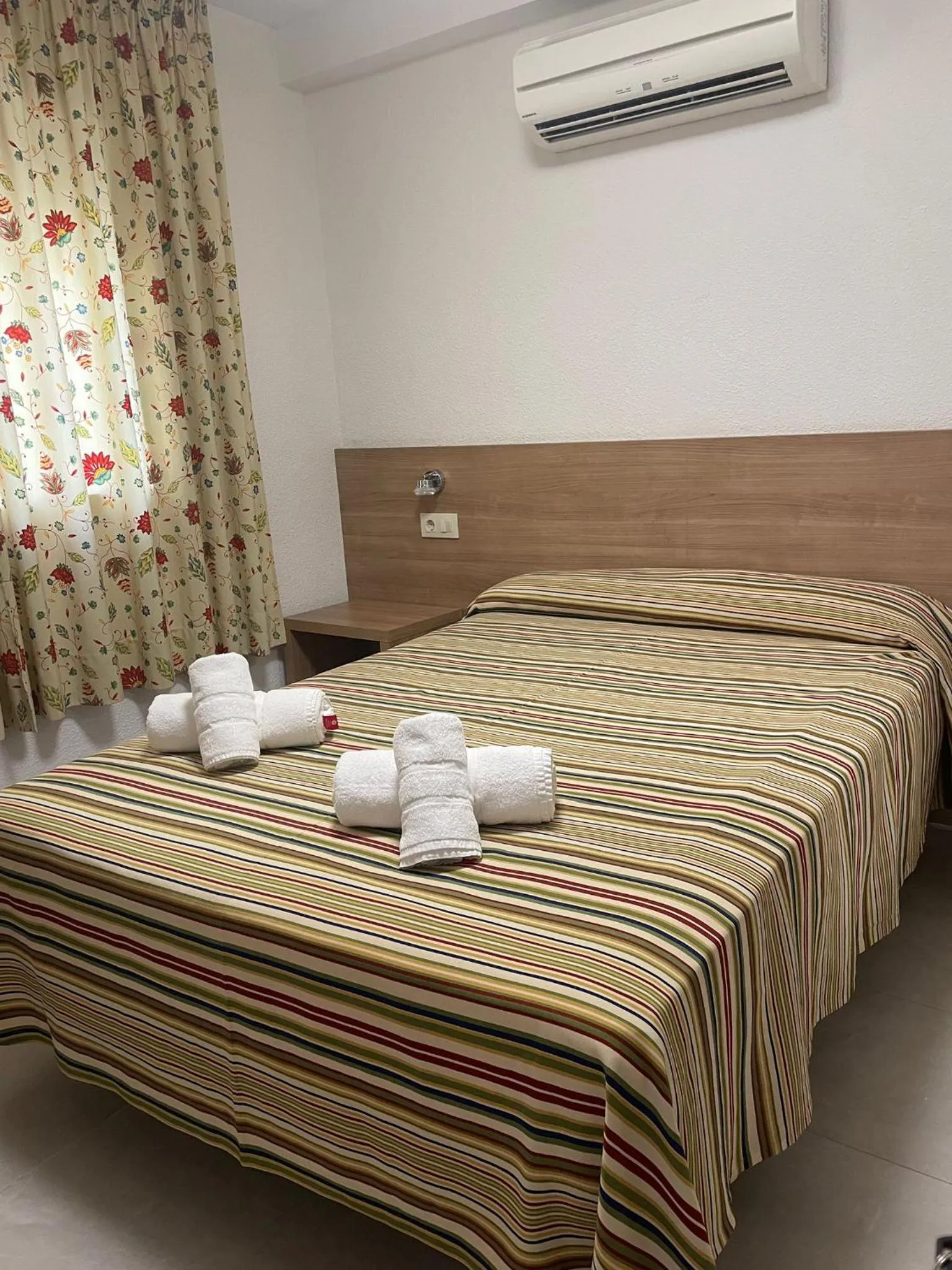 Photo of the whole room, Bed in Hotel Blason Junior