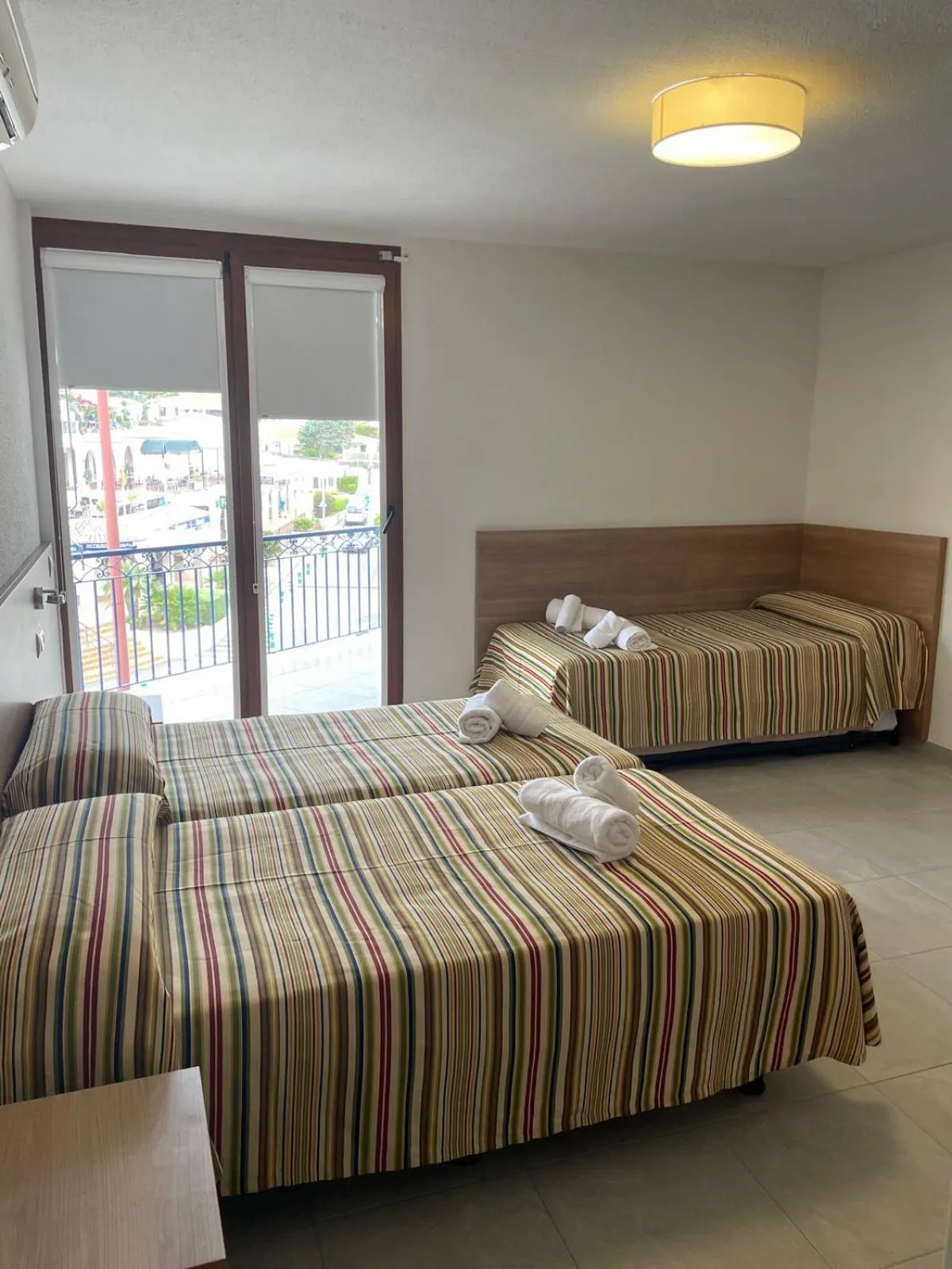 Photo of the whole room, Bed in Hotel Blason Junior