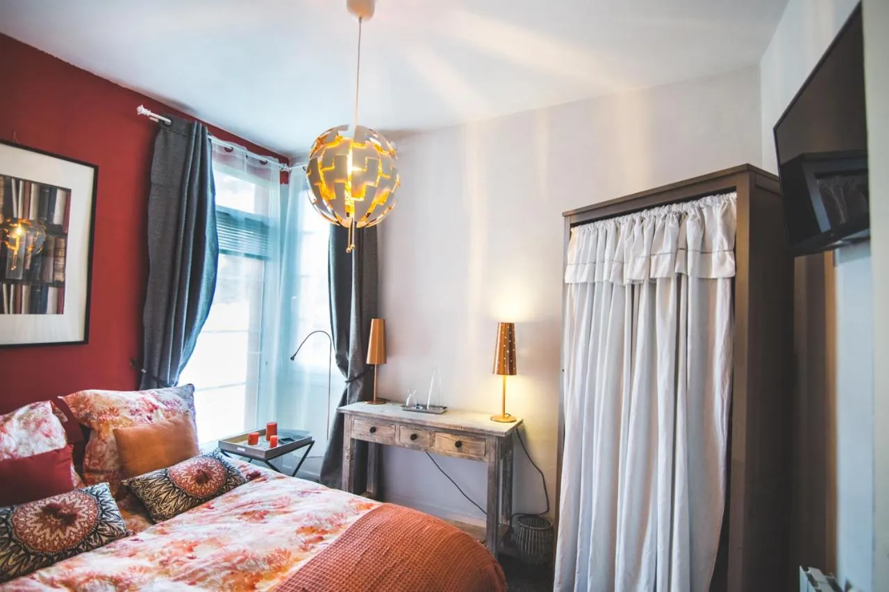 Facade/entrance, Bed in Au Bien Venu