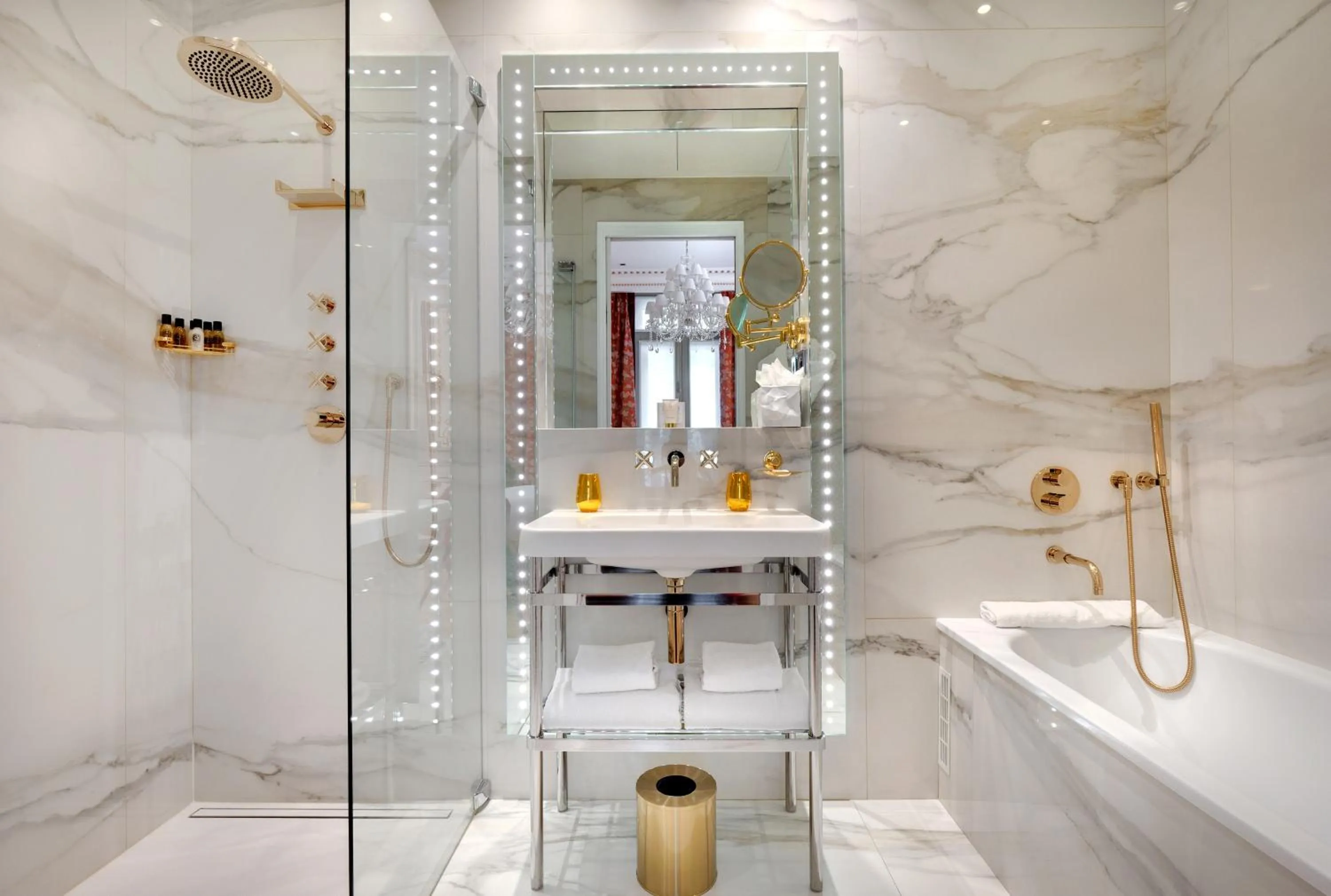 Shower in Hotel Bowmann