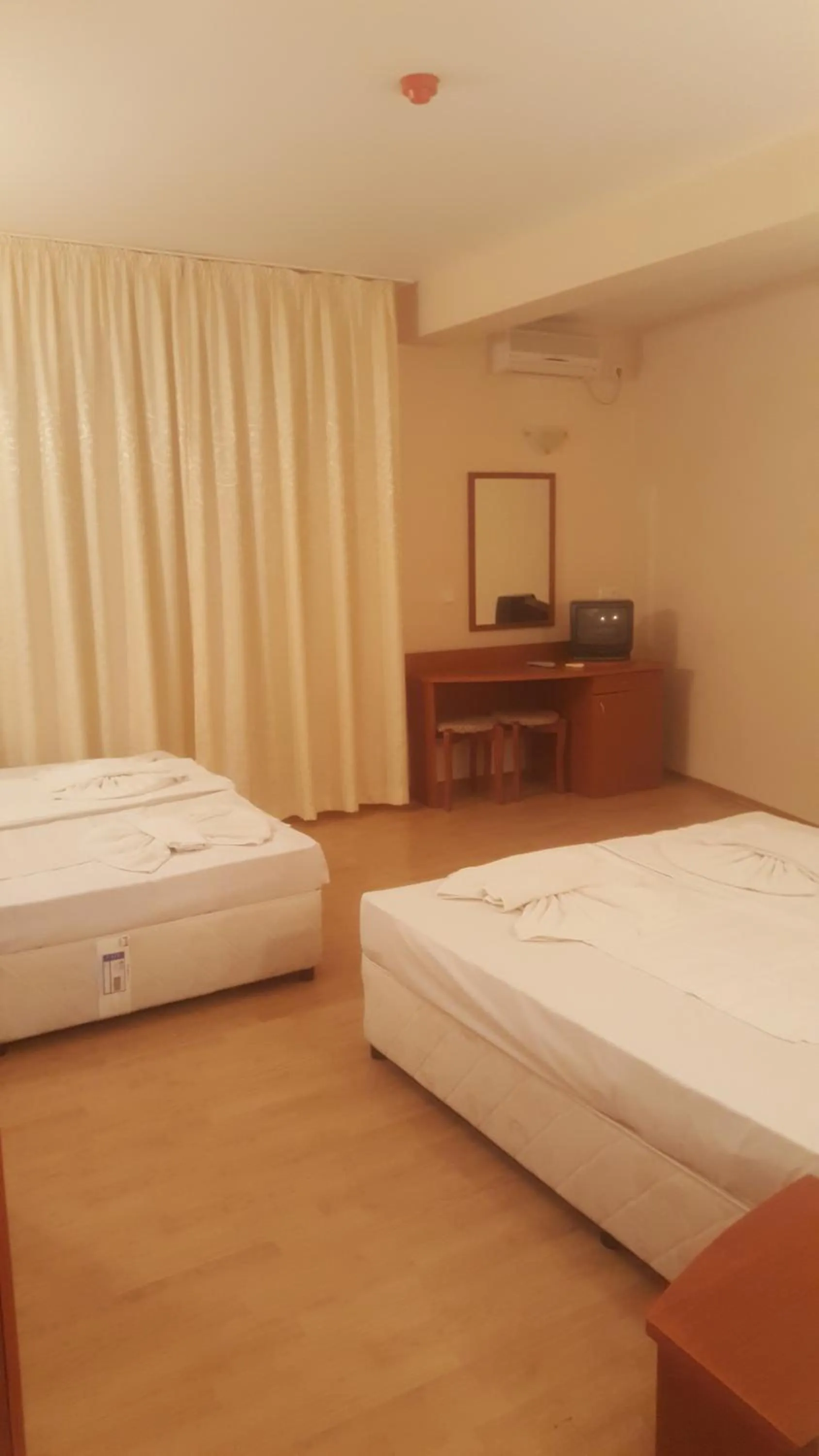 Photo of the whole room, Bed in Hotel Seasons 2