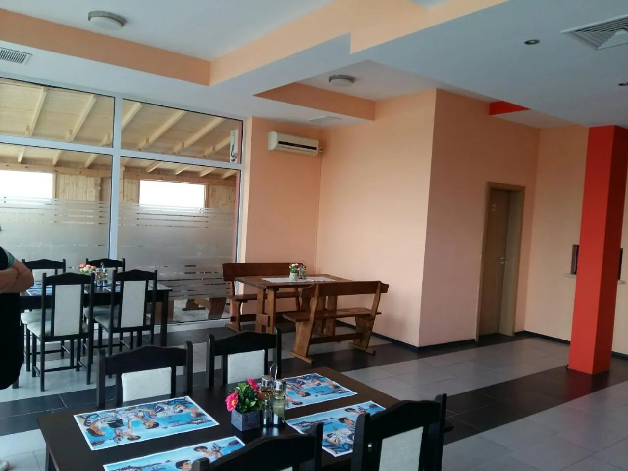 Restaurant/places to eat in Hotel Seasons 2