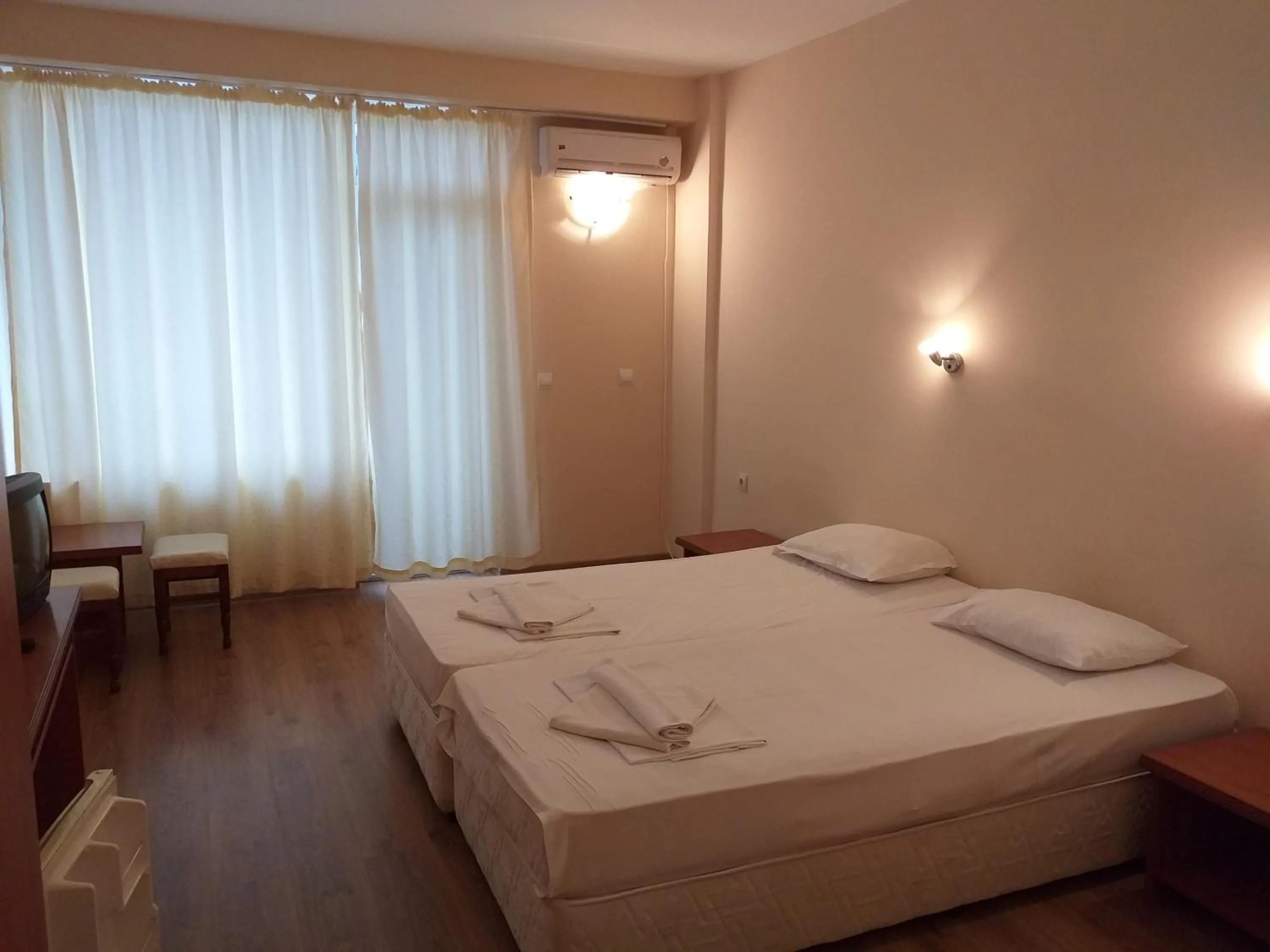 Photo of the whole room, Bed in Hotel Seasons 2