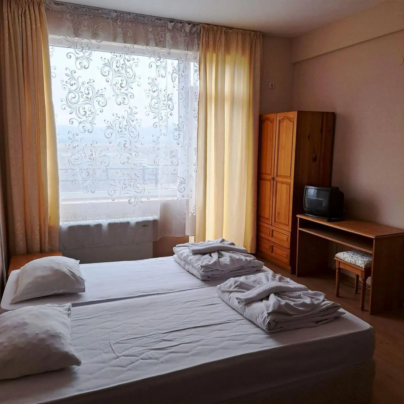 Photo of the whole room, Bed in Hotel Seasons 2