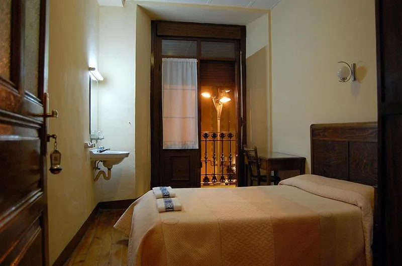 Photo of the whole room, Bed in Hostal Paris